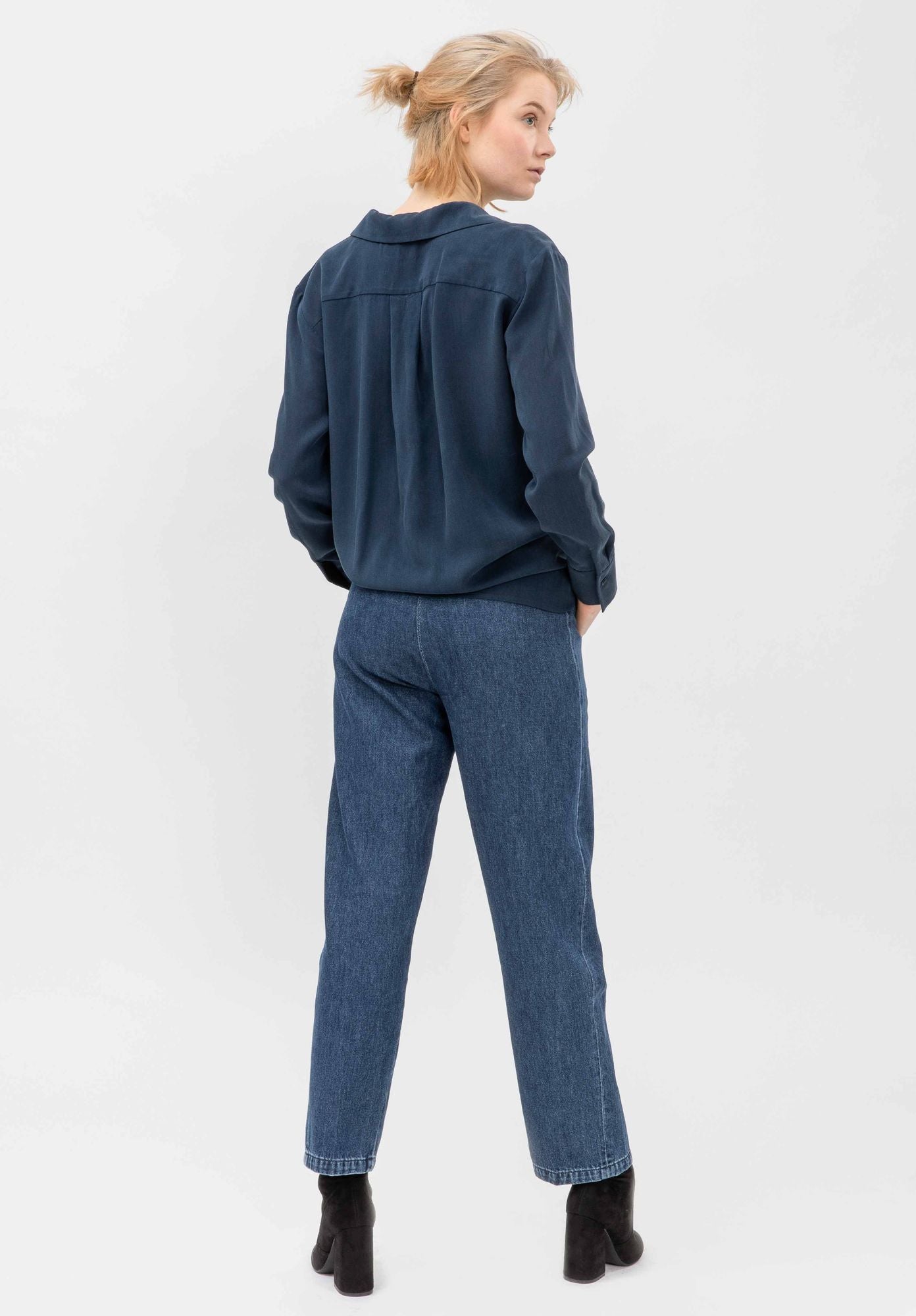 Jeans GREVIE in dunkelblau von LOVJOI aus Bio-Baumwolle
