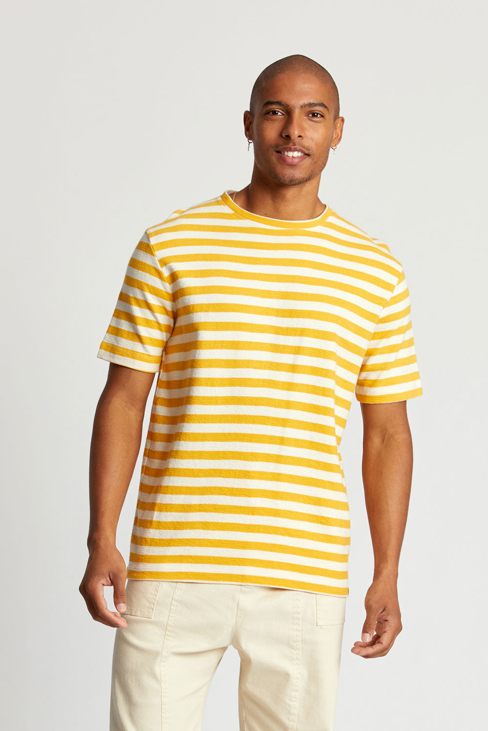 T-shirt KIN rayé jaune et blanc en coton biologique par Komodo