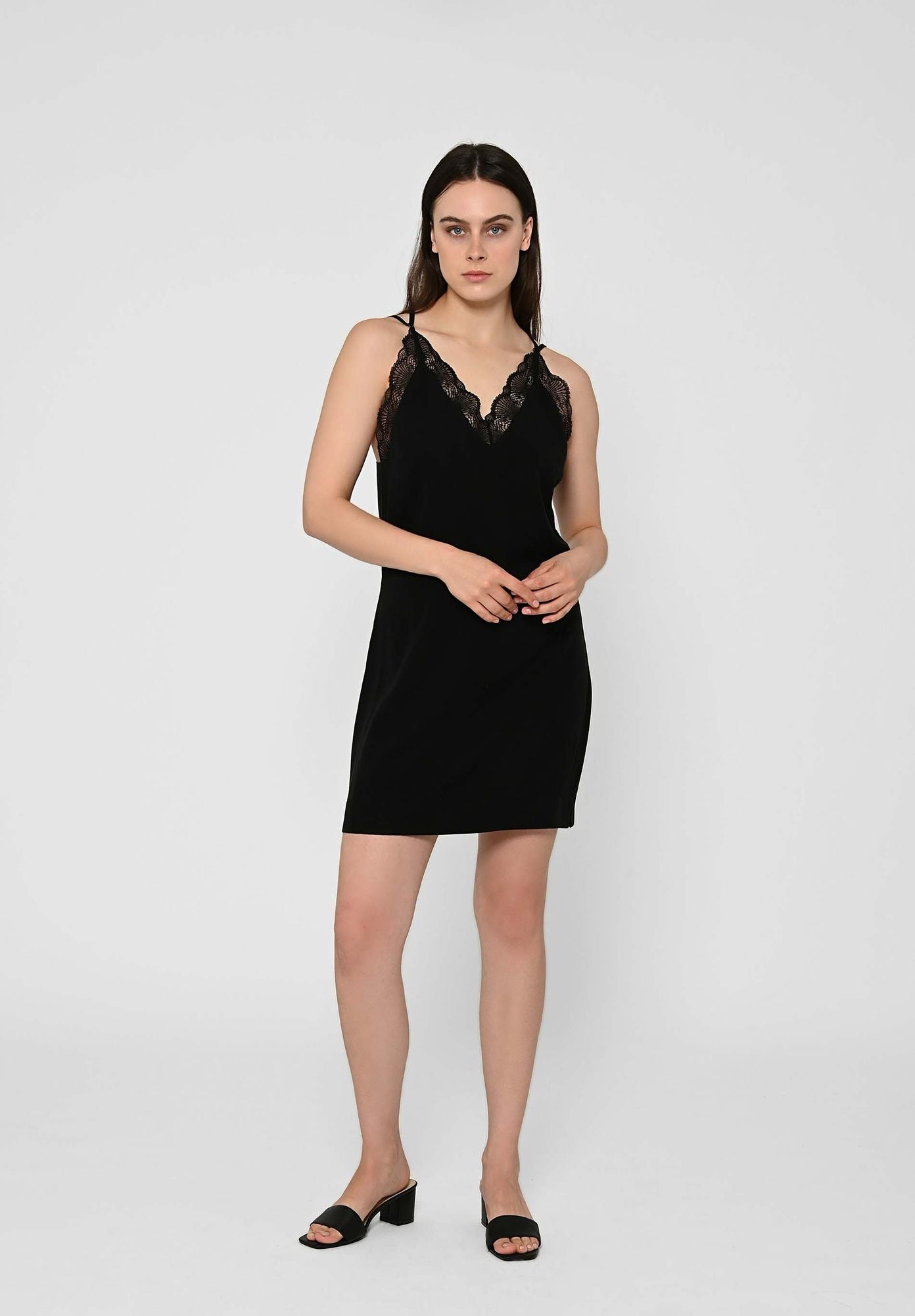 Kleid PACAJA in schwarz von LOVJOI aus TENCEL™