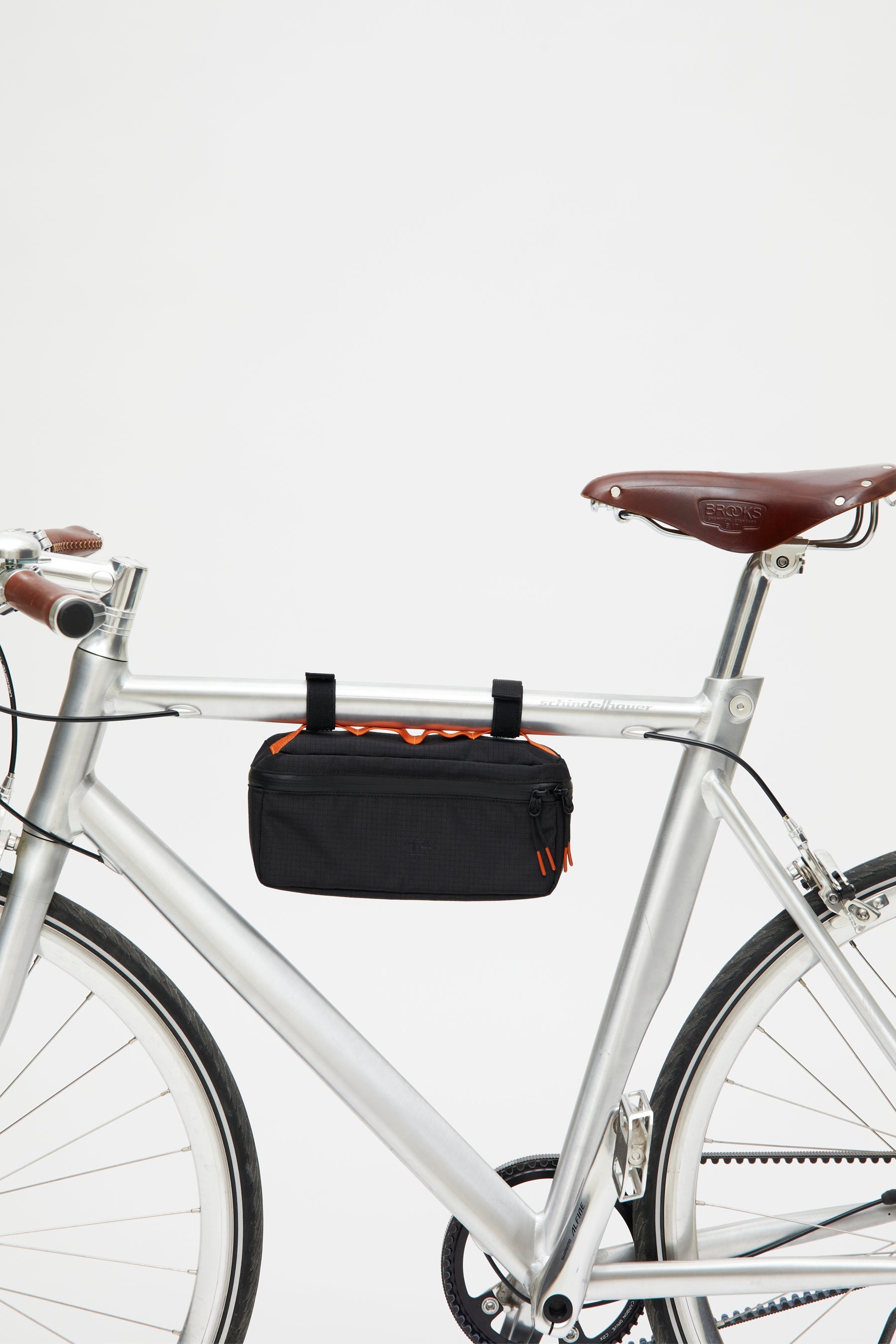 Black Vandra bike bag made from recycled PET from Lefrik