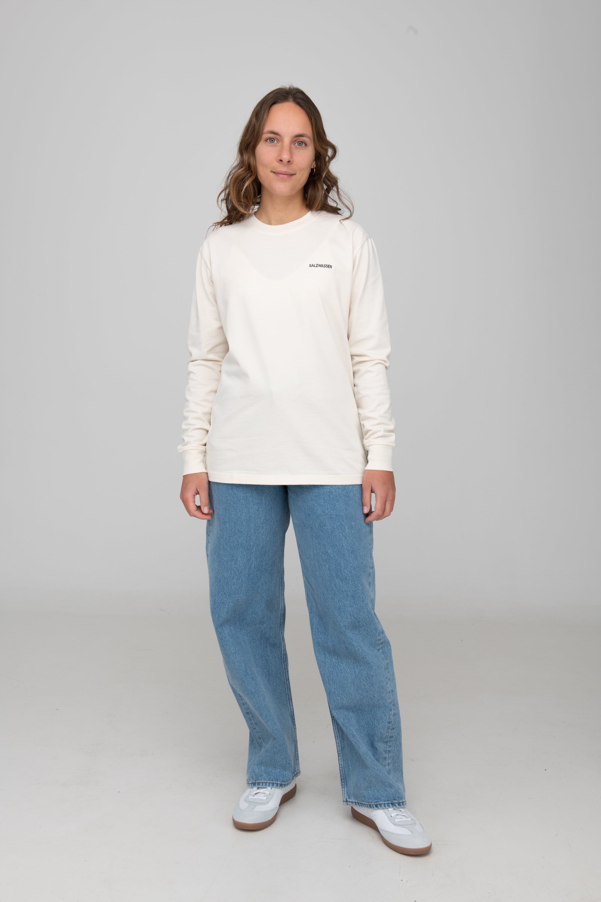 Unisex Longsleeve von SALZWASSER in Undyed an Frau _women