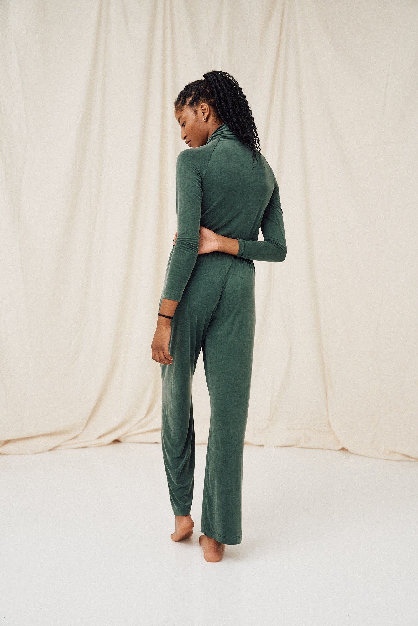 Pantalon taille haute vert en cupro par MOYA KALA