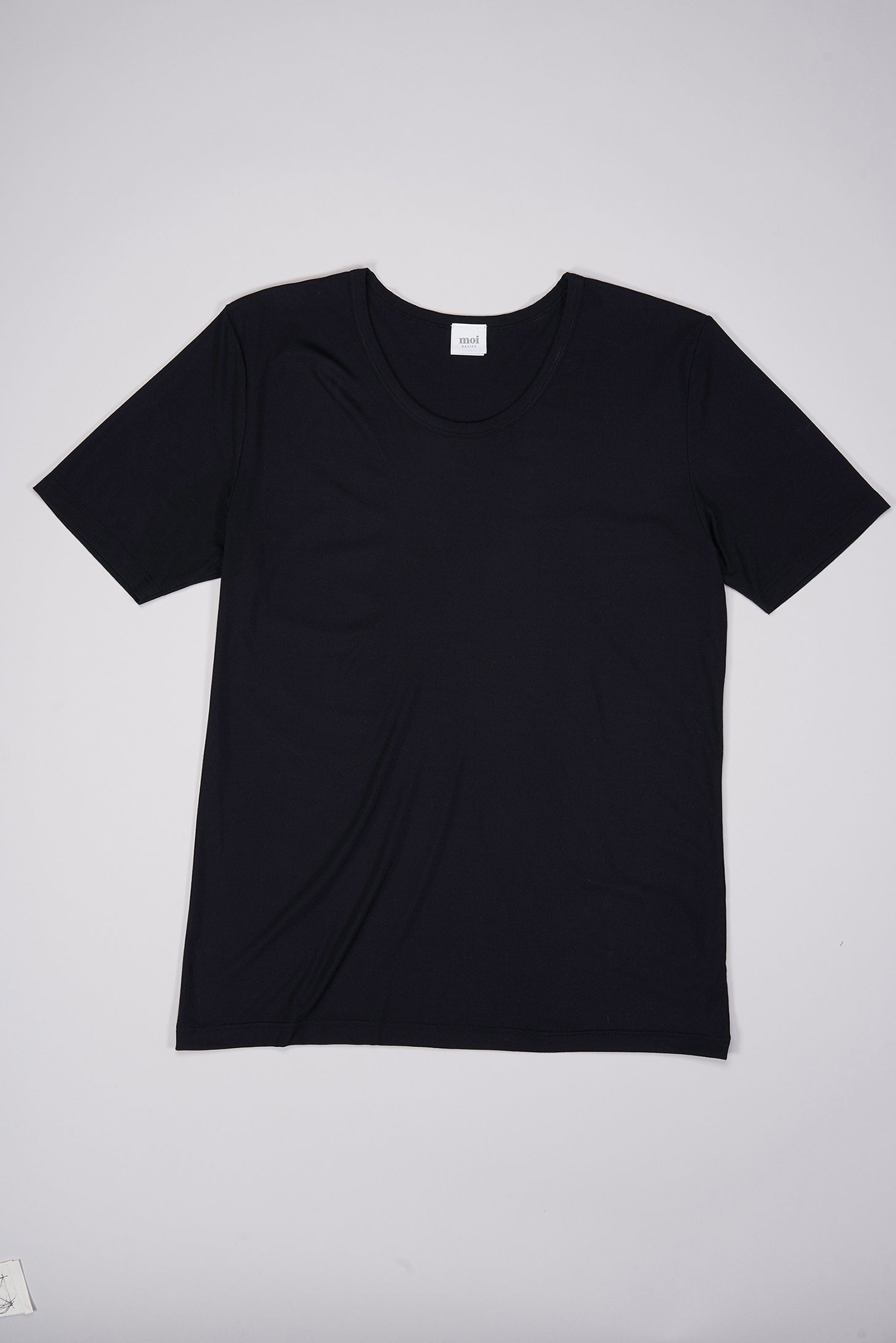T-shirt in schwarz aus natürlichem MicroModal von moi-basics