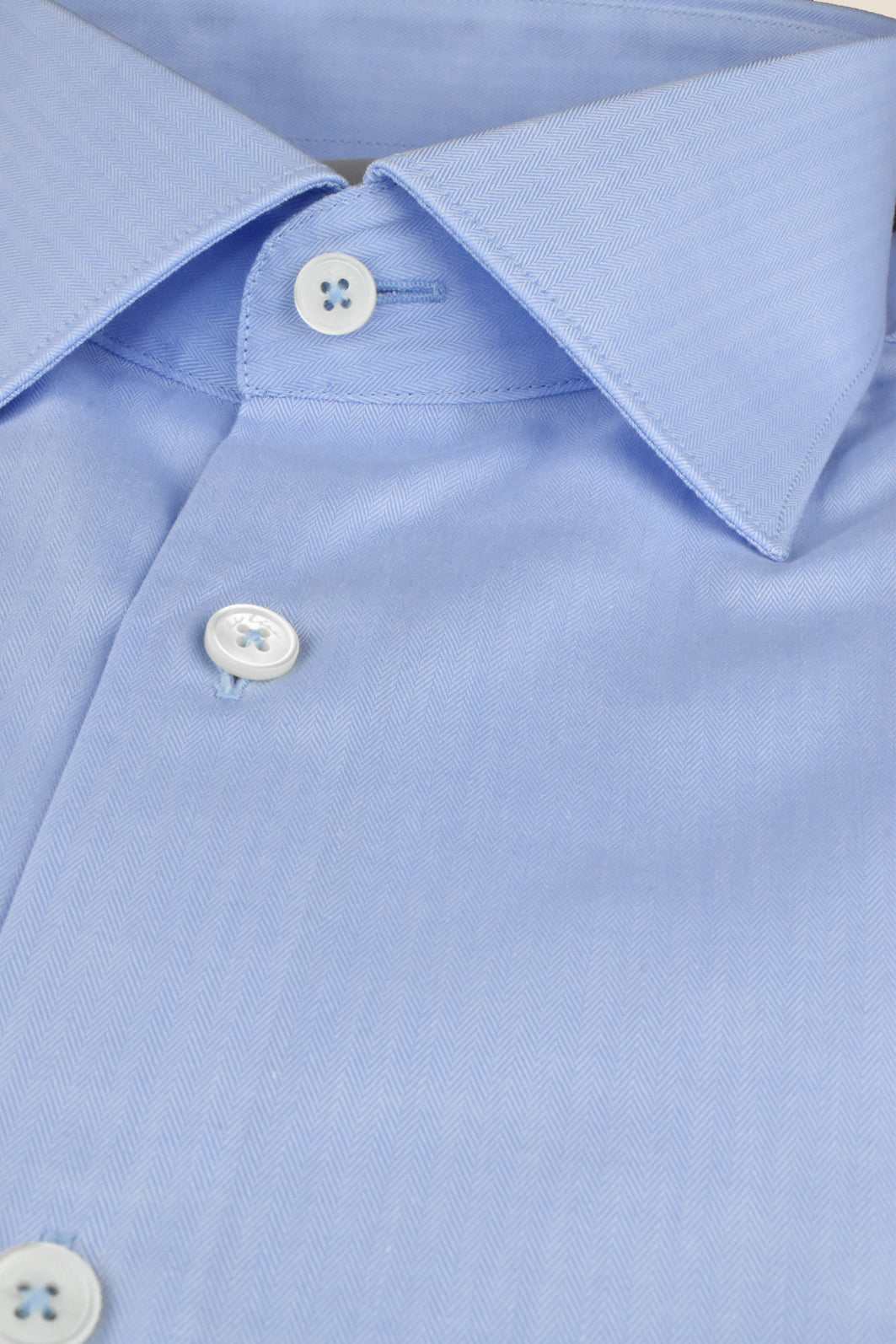 Chemise bleu clair en coton biologique avec col requin classique, léger motif chevrons et coupe décontractée - Réalisée sur commande