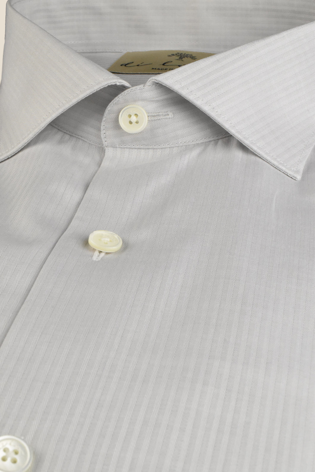 Beige shirt made of organic cotton with a classic shark collar and casual cut - Made to order