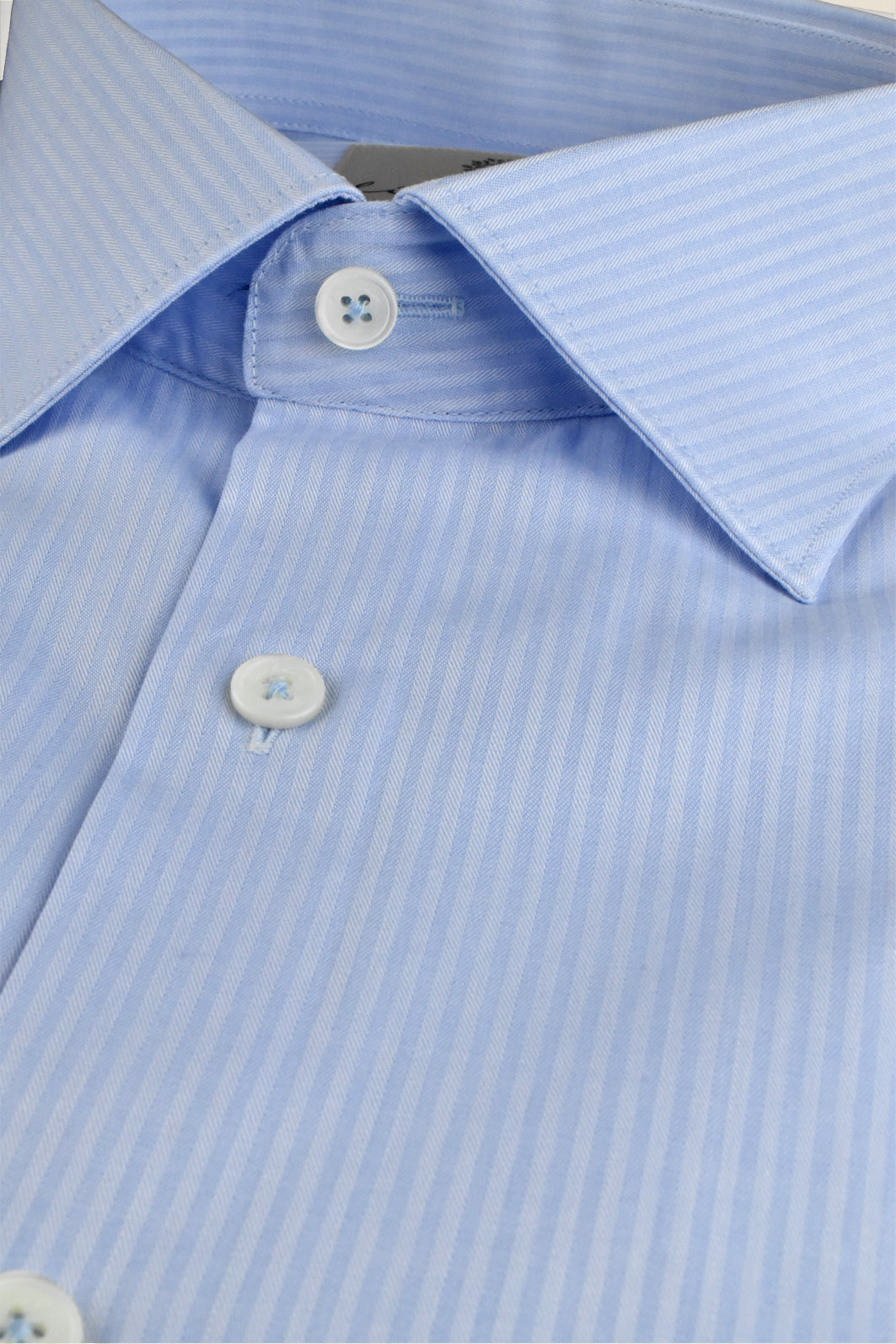 Light blue shirt made of organic cotton with a classic shark collar, light stripes and a casual cut - Made to order