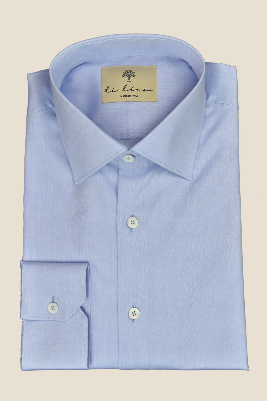 Chemise bleu clair en coton biologique avec col requin classique, léger motif chevrons et coupe décontractée - Réalisée sur commande