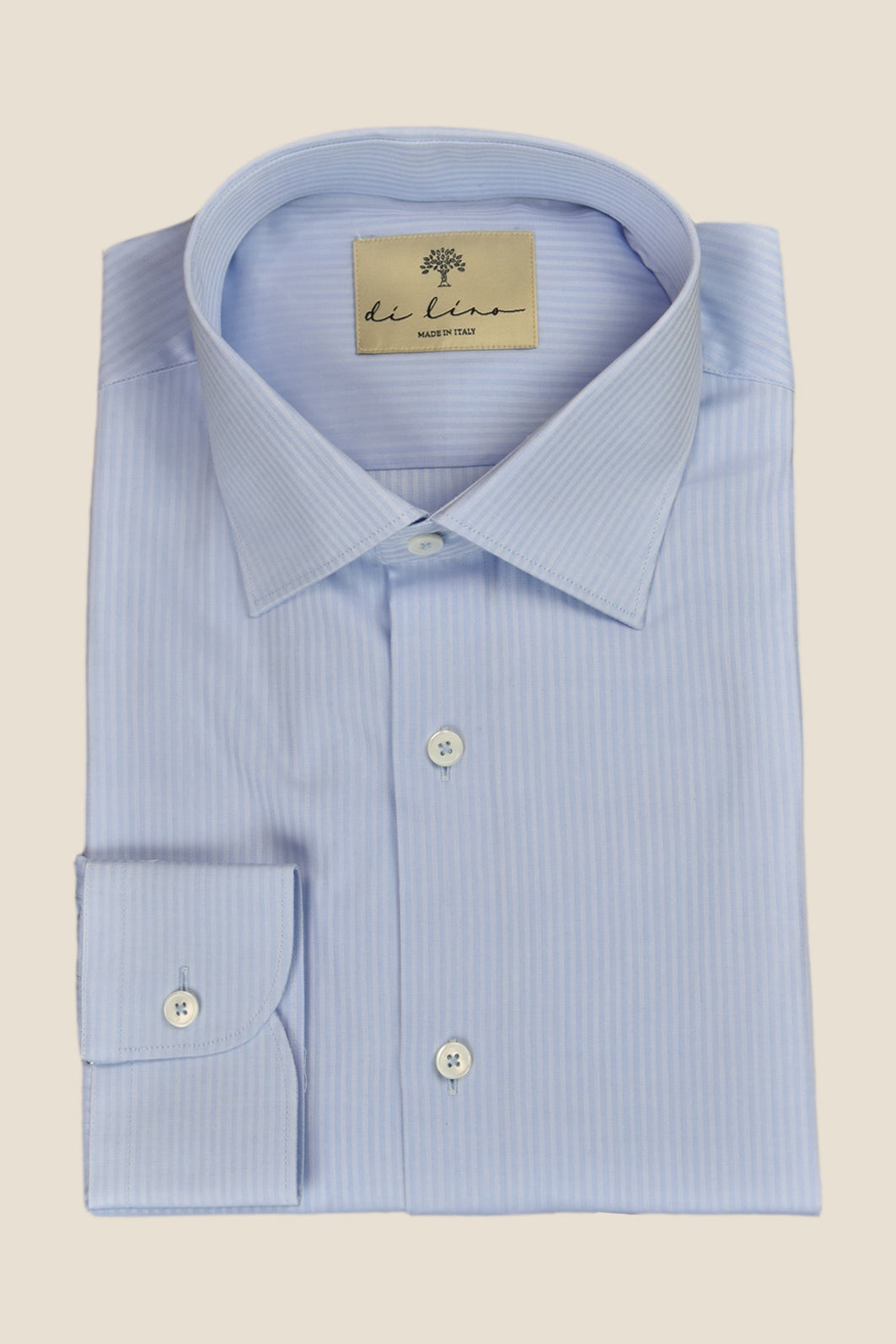 Hellblaues Hemd aus Bio - Baumwolle mit klassischem Haifischkragen, leichten Streifen und lässigem Schnitt - Made to order
