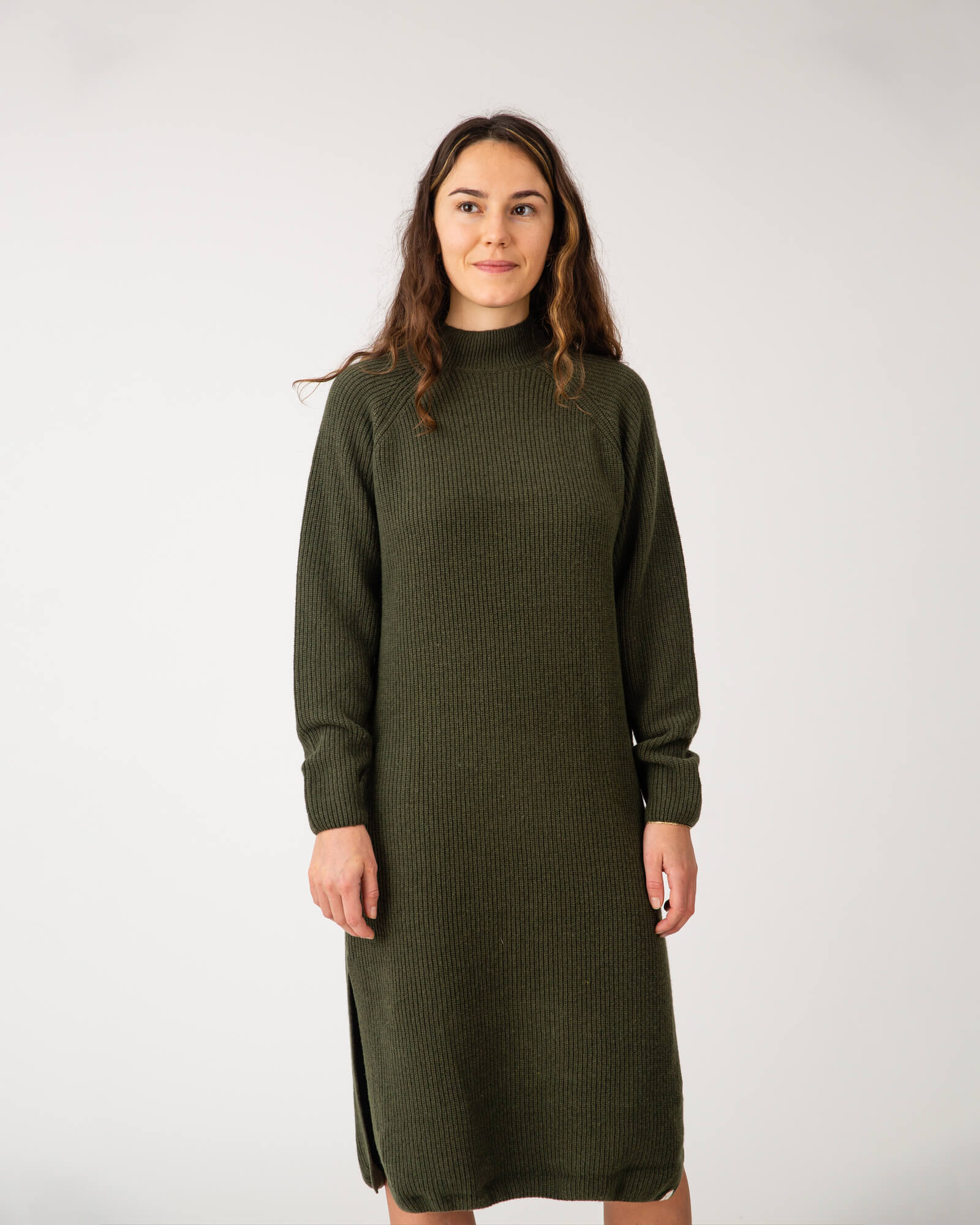 Dunkelgrünes, gestricktes Kleid loden aus recycelter Wolle von Matona