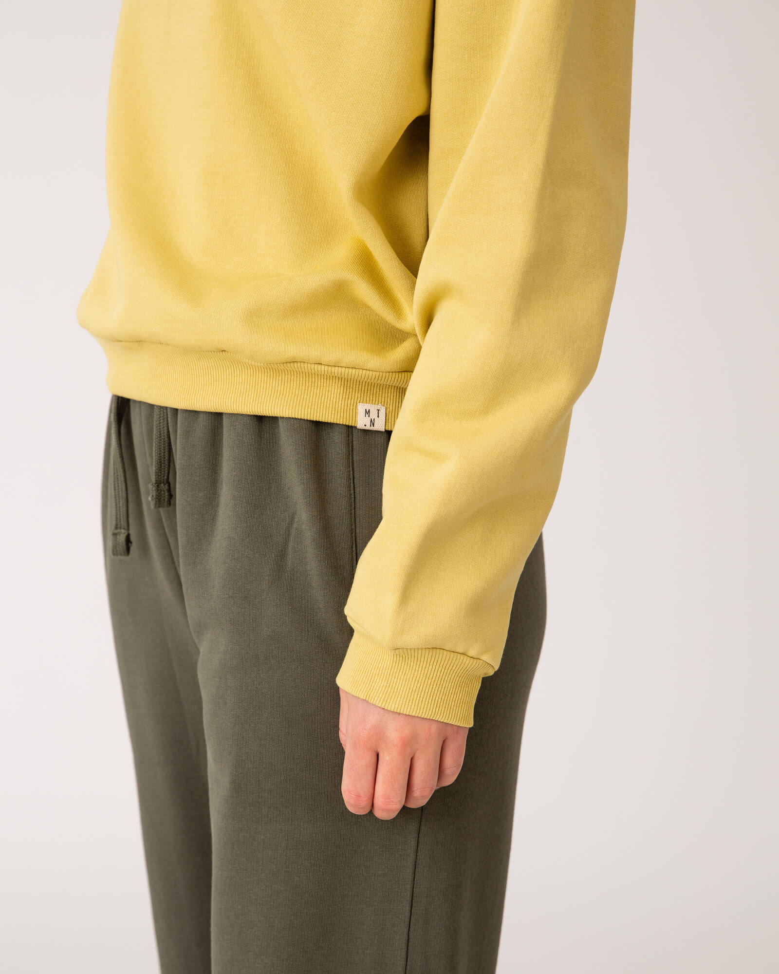 Yellow, long-sleeved sweatshirt citrona made of organic cotton by Matona