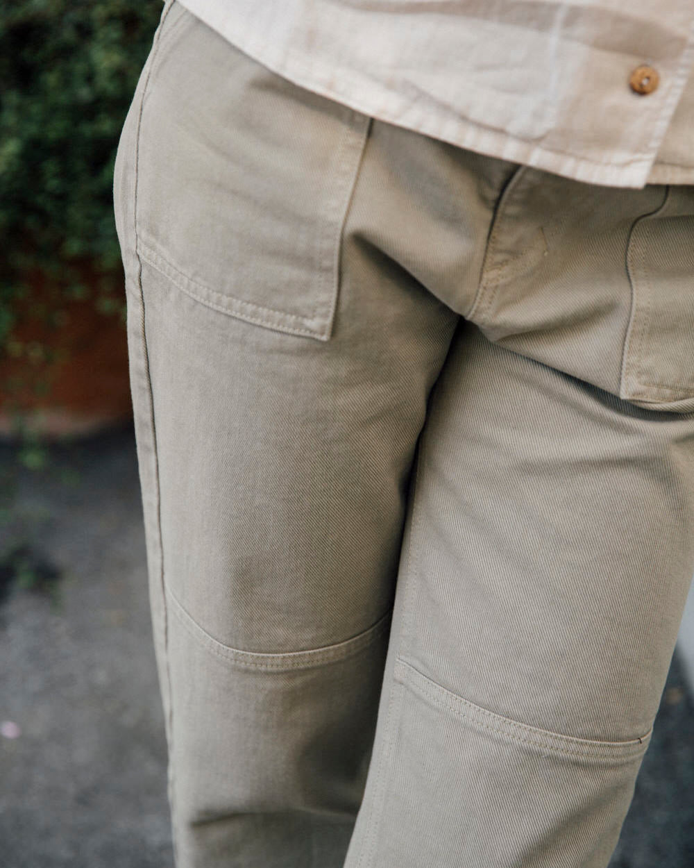 Pantalon beige large en terre cuite en coton biologique de Matona