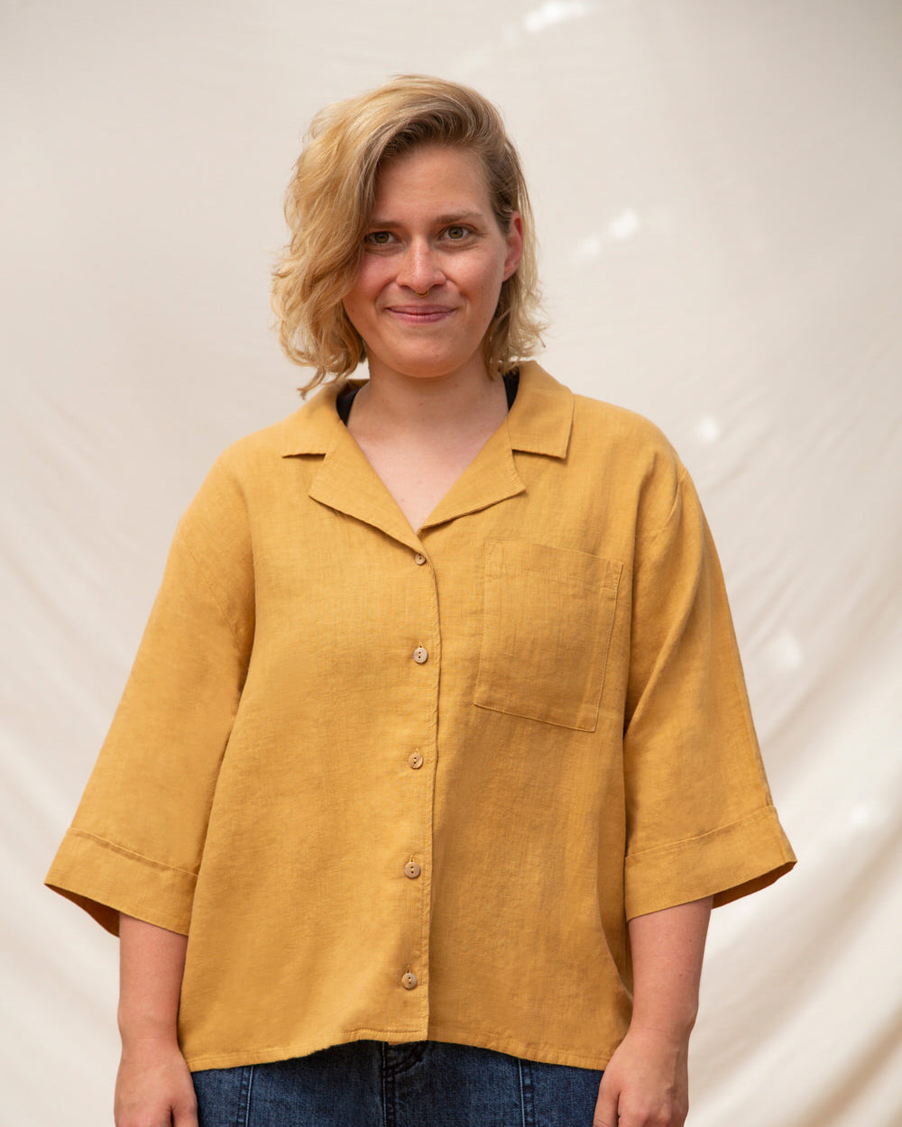 Orange short-sleeved shirt honey made of linen by Matona
