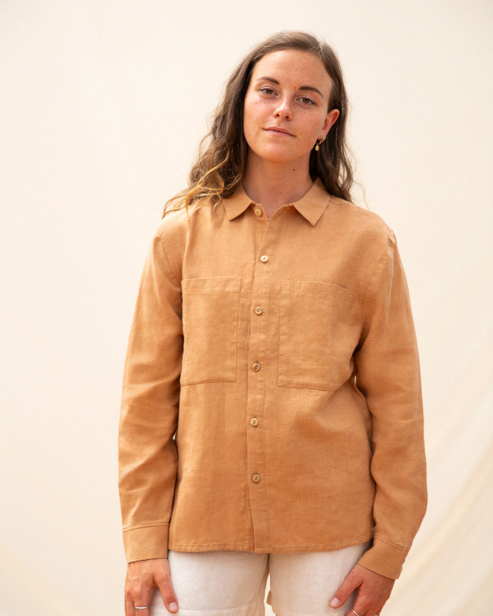 Brown, long-sleeved hazel shirt made of linen from Matona