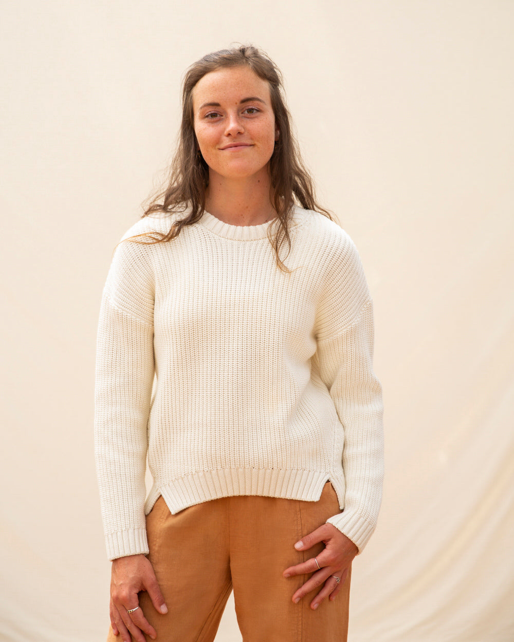 Pull tricoté blanc et écru en coton biologique par Matona
