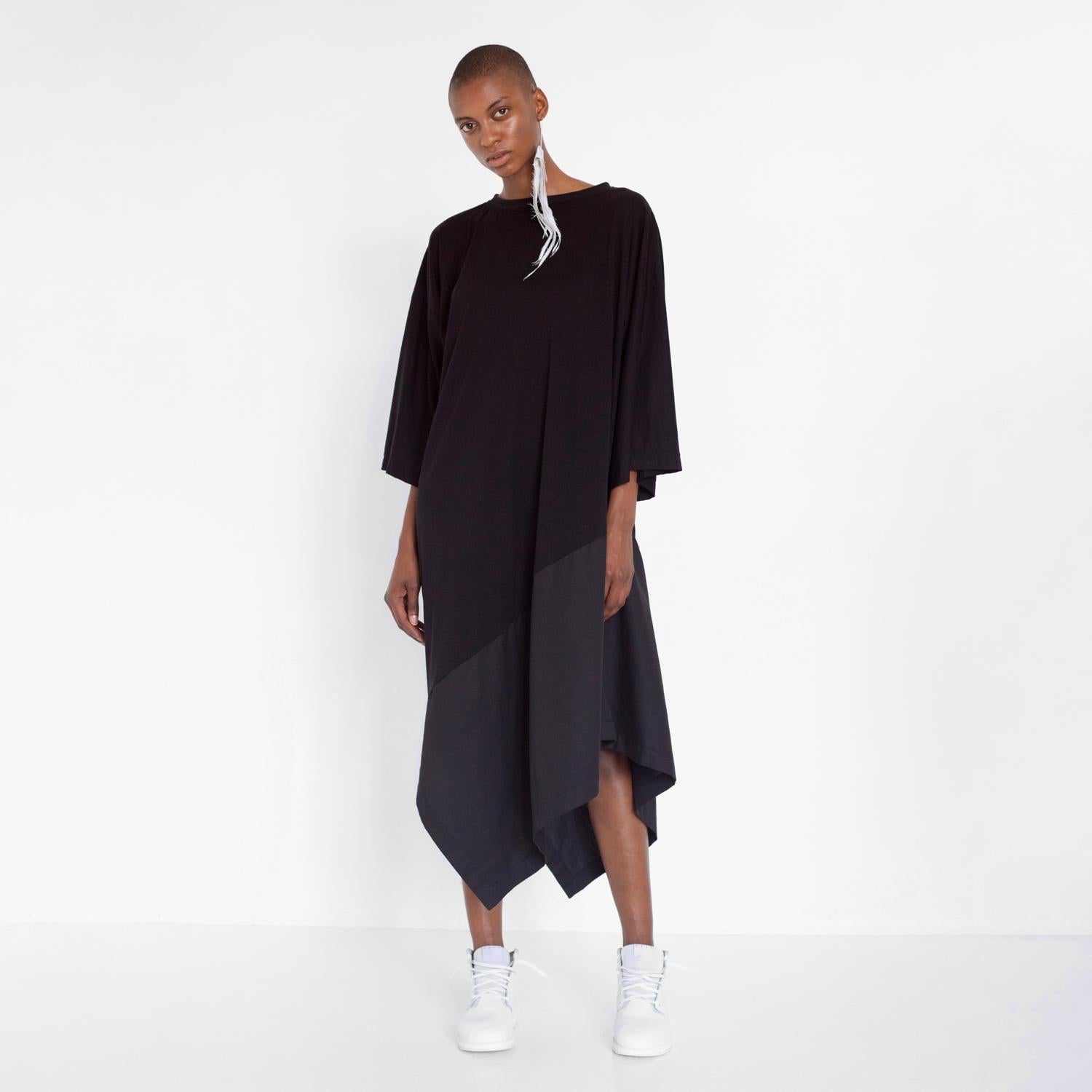 Asymmetrisches Oversized Kleid in schwarz aus Bio-Baumwolle