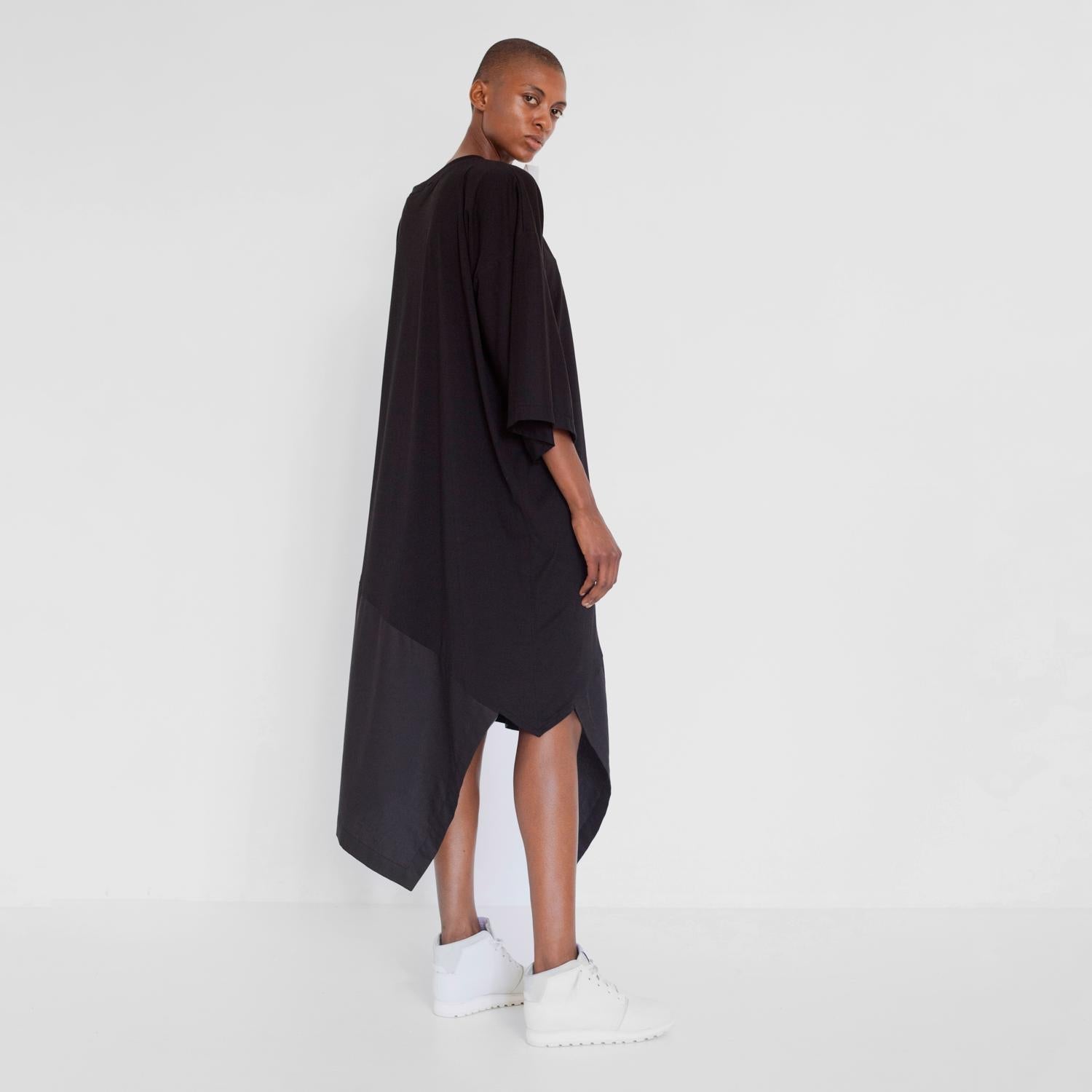 Robe asymétrique oversize noire en coton biologique