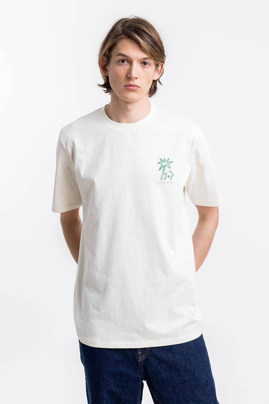 Männer Model trägt das Rotholz Beachside T-Shirt aus Bio-Baumwolle in Off-White