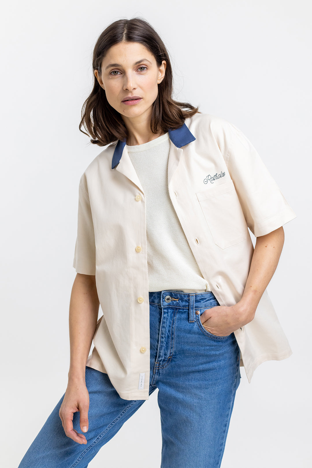Frauen Model trägt das Rotholz Bowling Hemd mit Kontrastkragen aus Bio Baumwolle in Off-White