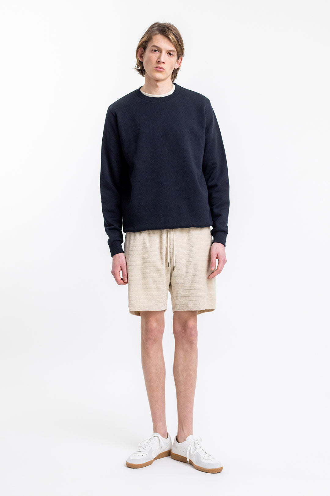 Männer Model trägt die Rotholz Frottee Shorts aus Bio-Baumwolle in Creme