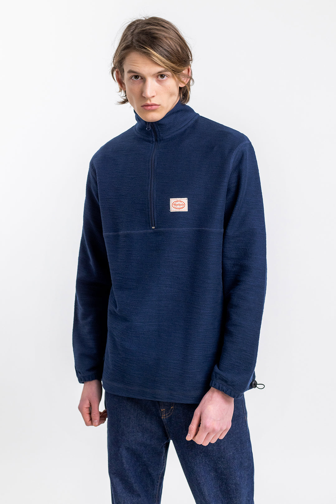 Männer Model trägt das Rotholz Half Zip Sweatshirt aus Bio-Baumwolle in Blau