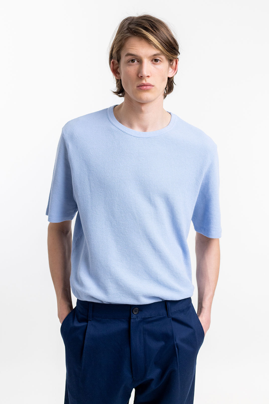 Männer Model trägt das Rotholz T-Shirt aus Waffle Cotton in Hellblau