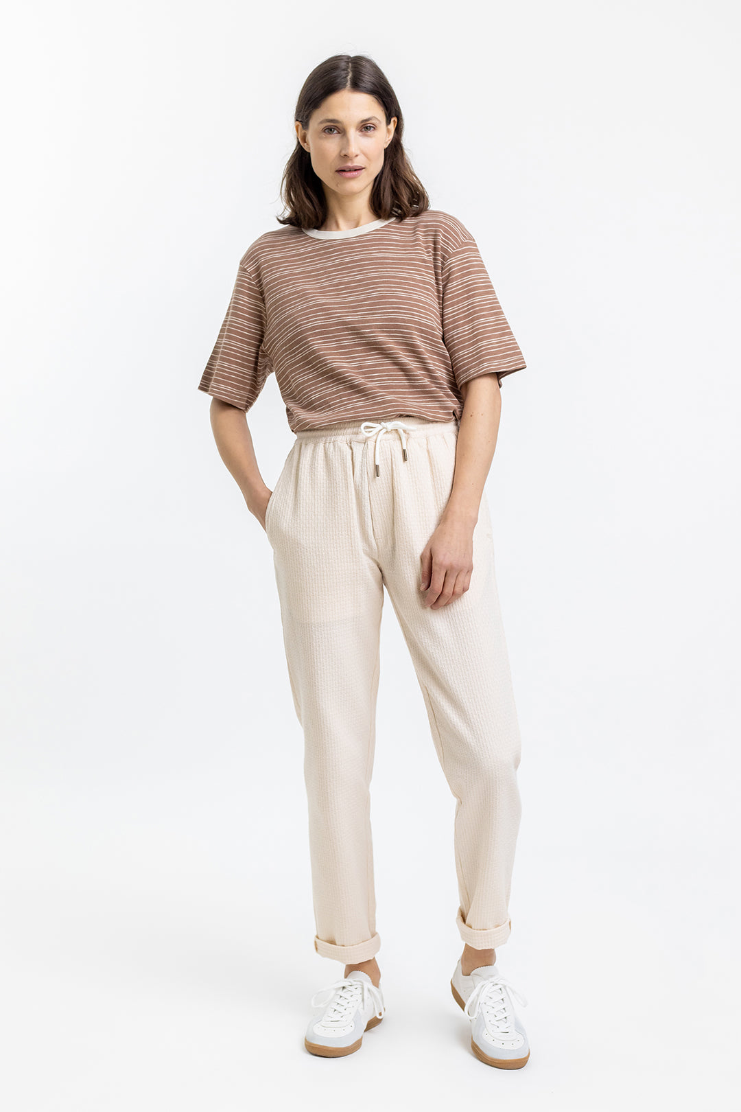 Frauen Model trägt das gestreifte Rotholz T-Shirt aus Baumwolle in Braun