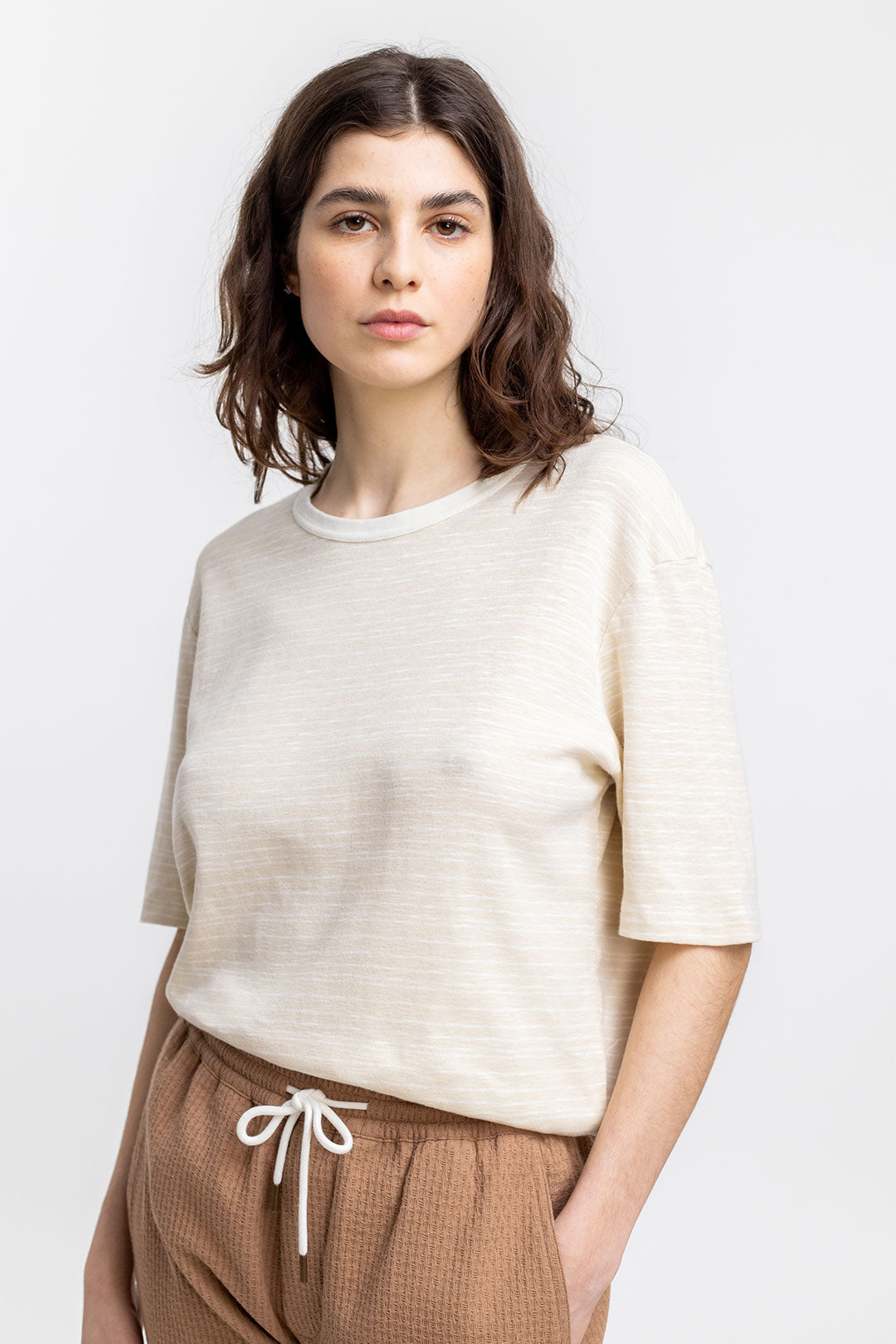 Das Frauen Model trägt das gestreifte Rotholz T-Shirt aus Baumwolle in Creme