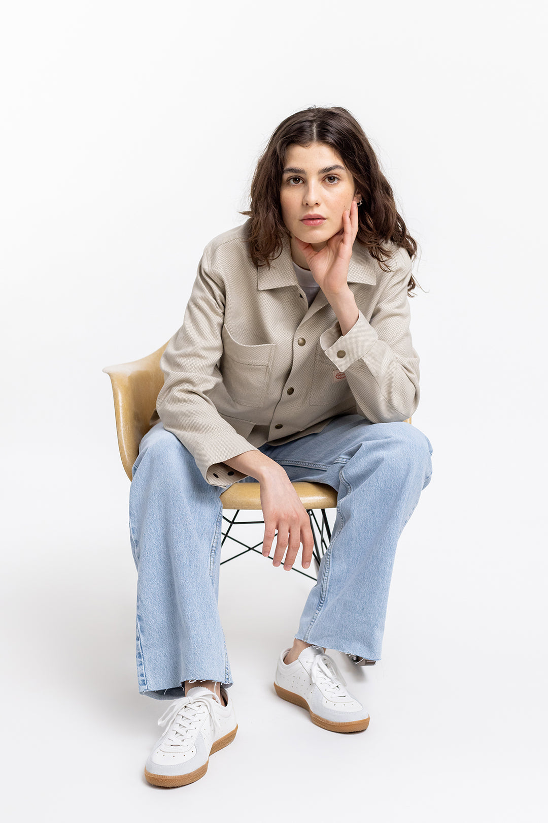 Frauen Model trägt die leichte Rotholz Jacke aus Bio Canvas in Beige Kariert