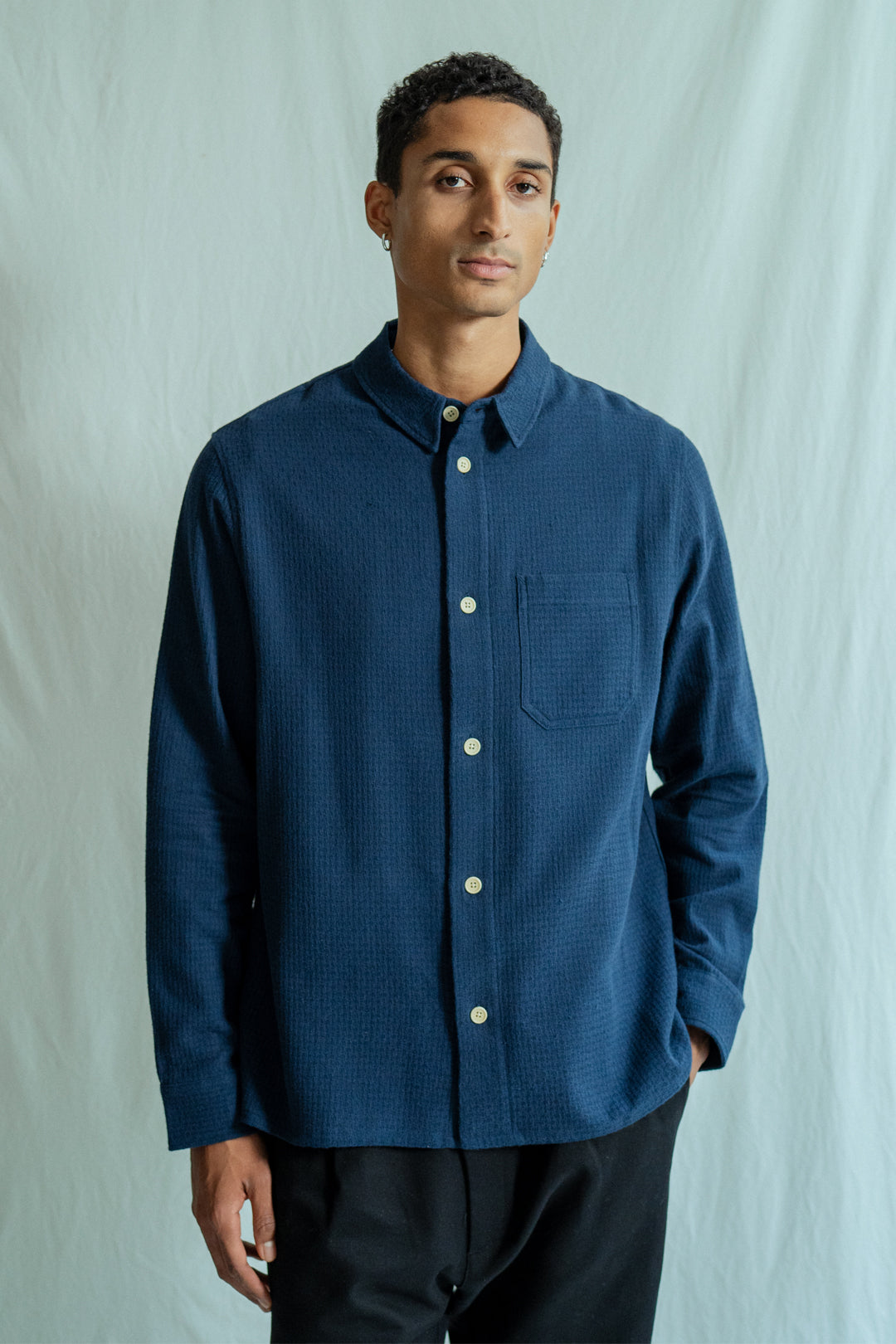 Dark blue shirt made from 100% organic cotton from Rotholz