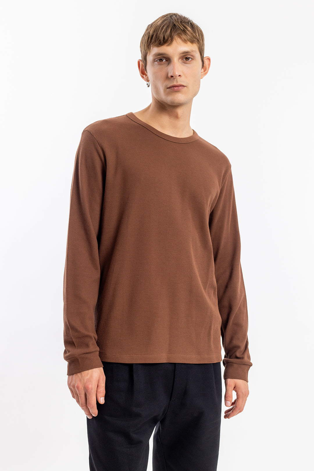 Brown, long-sleeved waffle shirt made of organic cotton from Rotholz