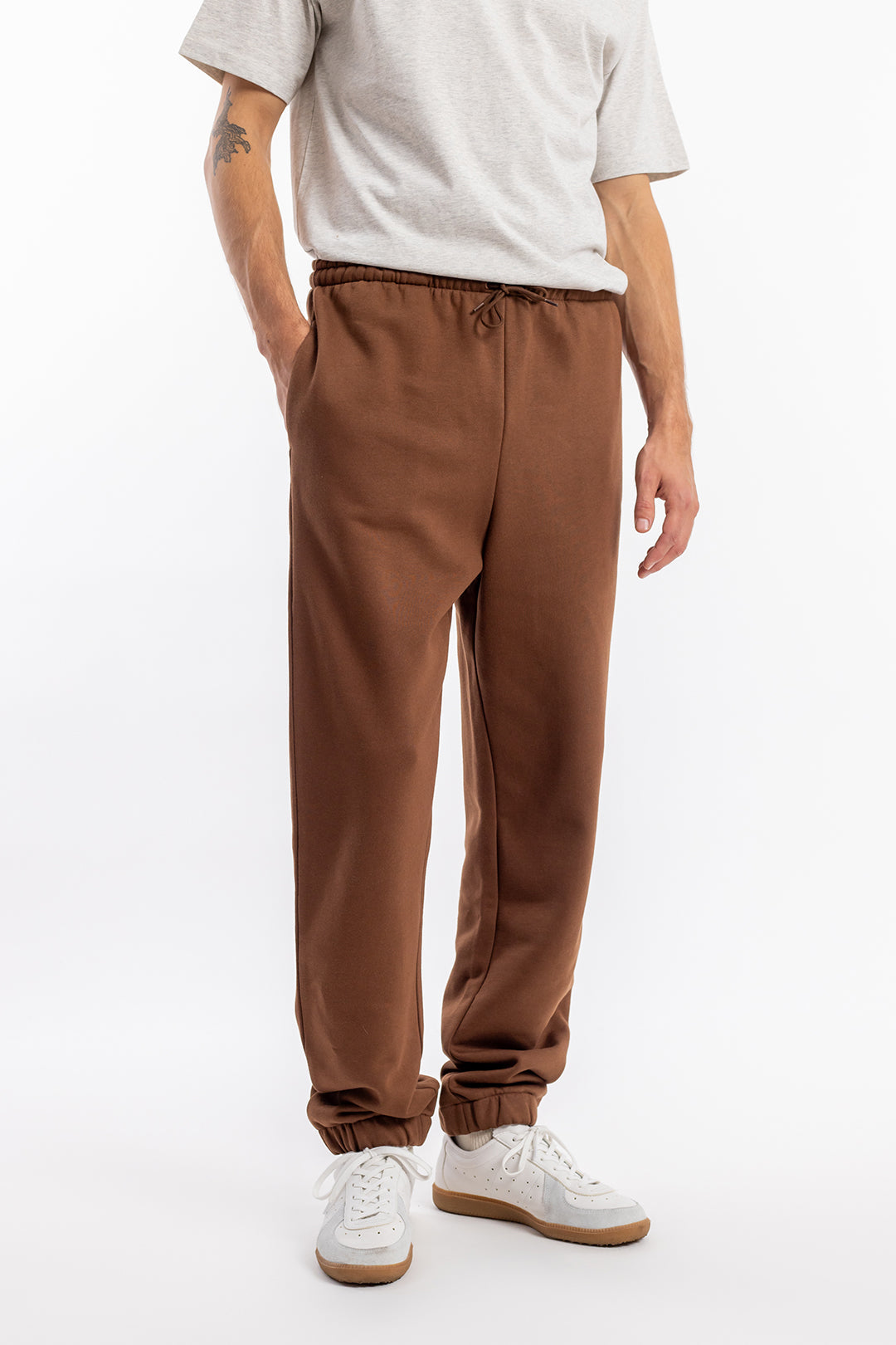 Pantalon de jogging à logo marron foncé en coton biologique par Rotholz