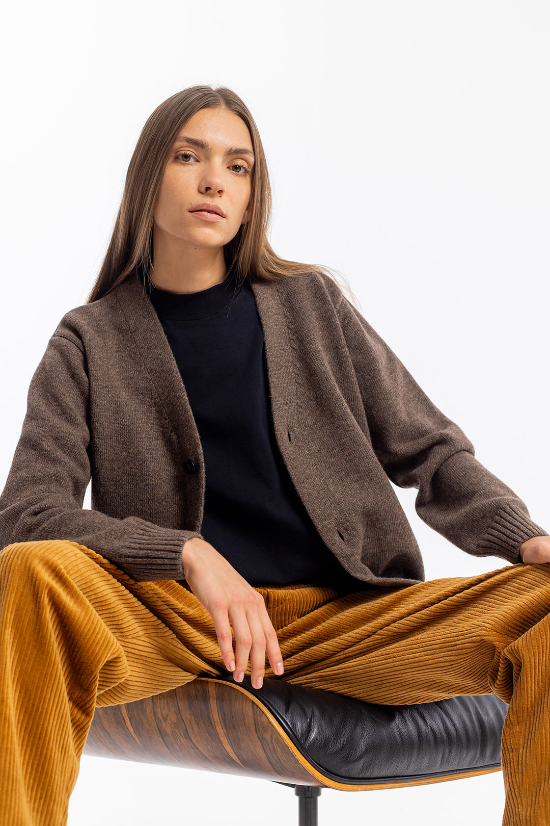 Cardigan en tricot marron en laine recyclée de Rotholz