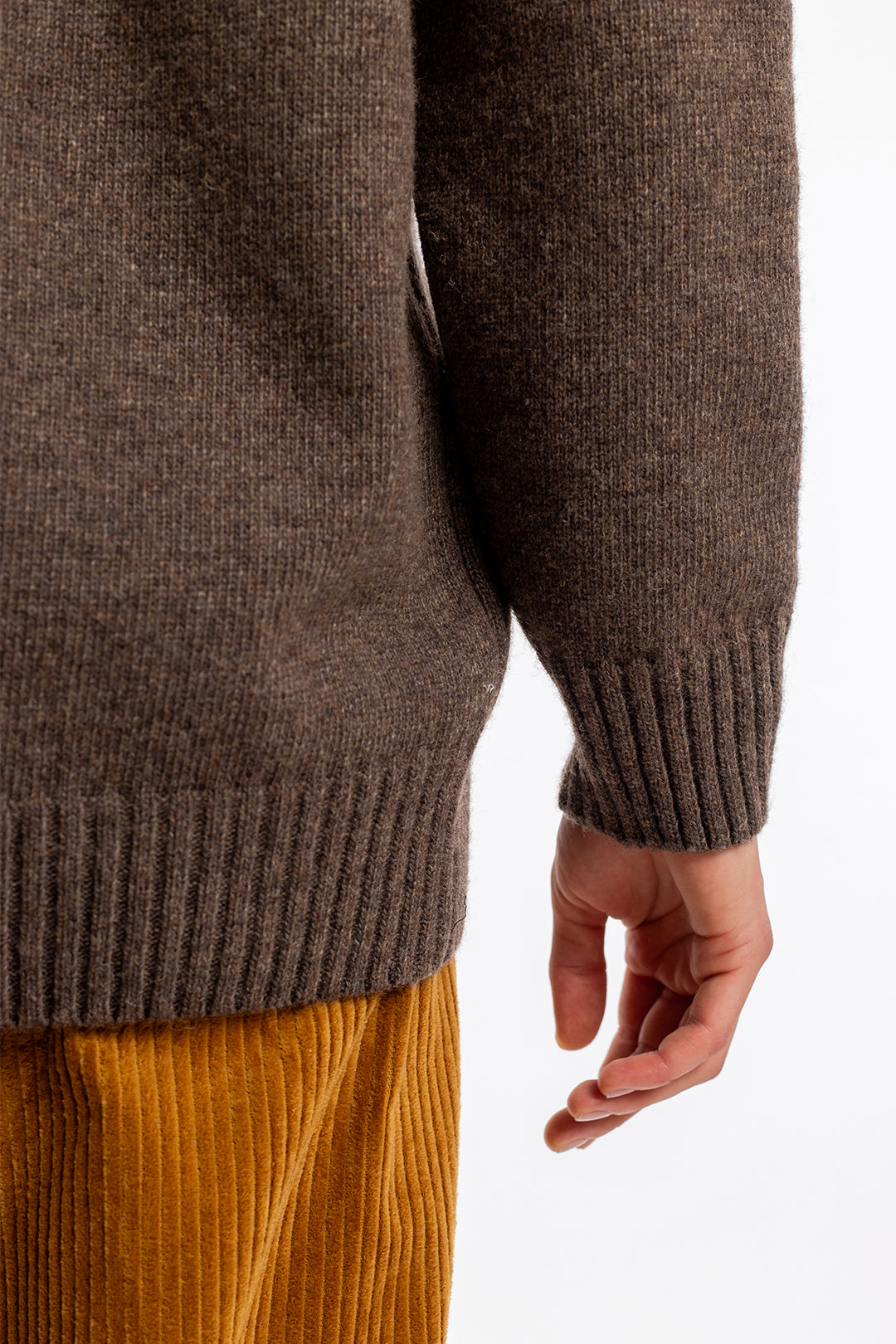 Cardigan en tricot marron en laine recyclée de Rotholz