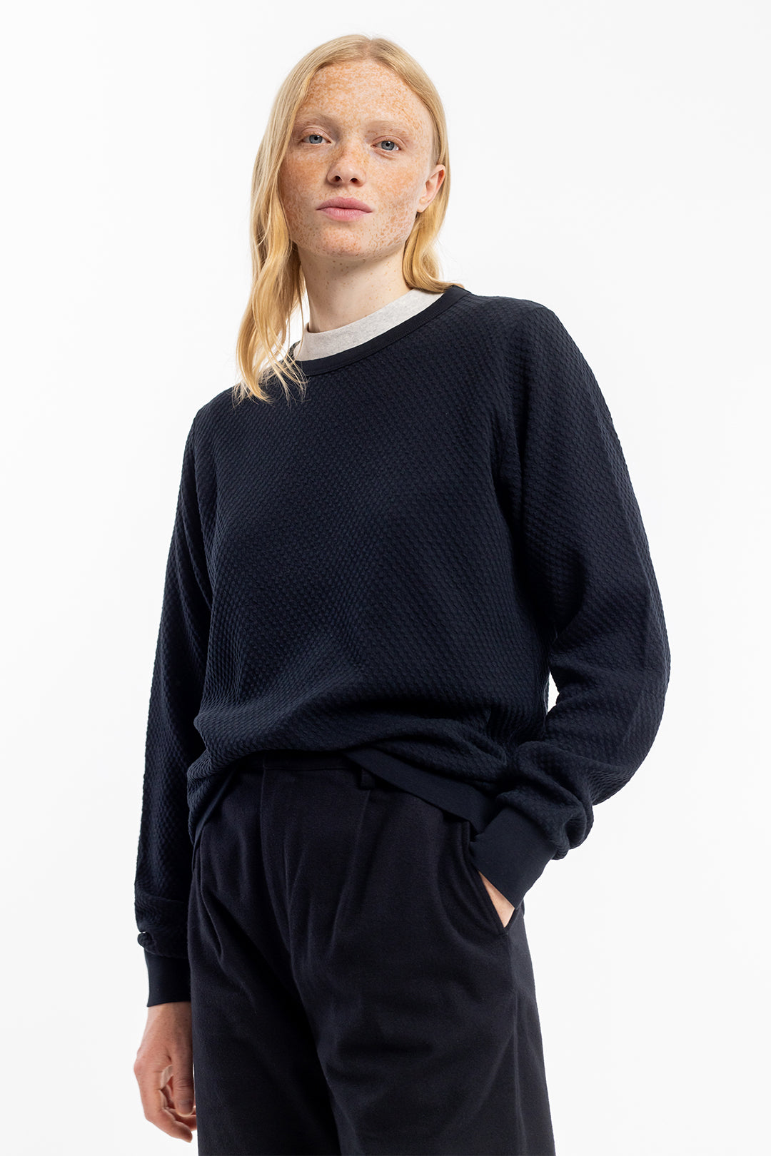 Schwarzer Sweater Waffel aus 100% Bio-Baumwolle von Rotholz