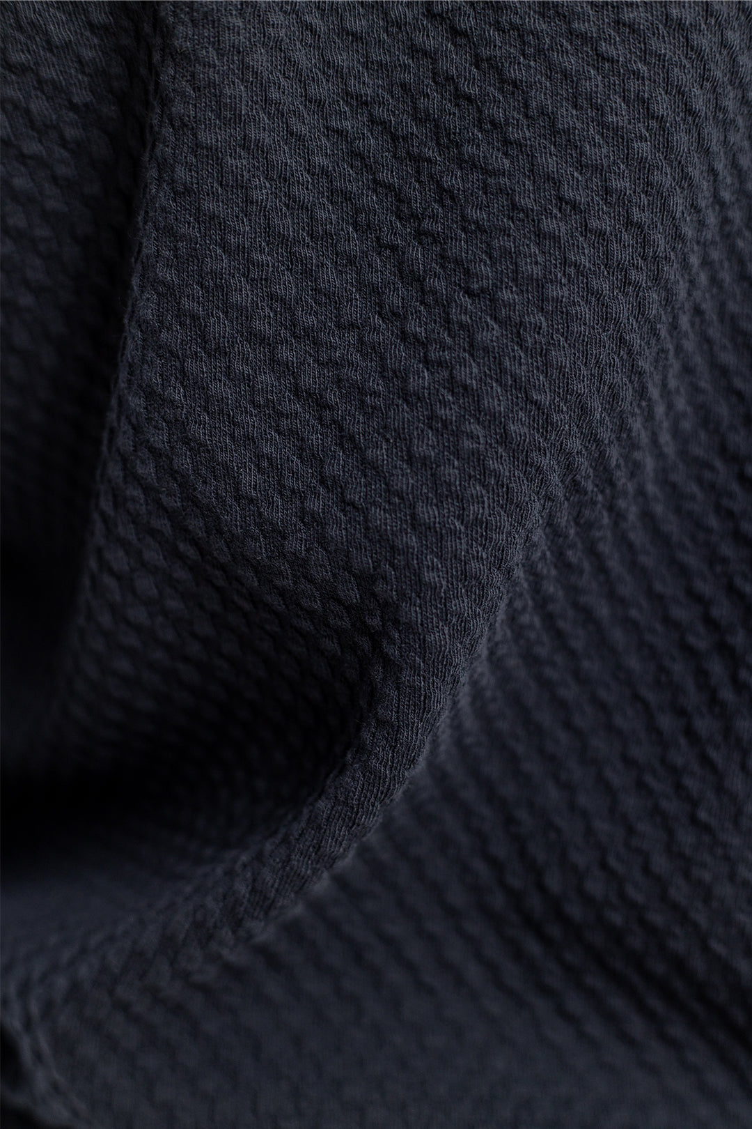 Schwarzer Sweater Waffel aus 100% Bio-Baumwolle von Rotholz