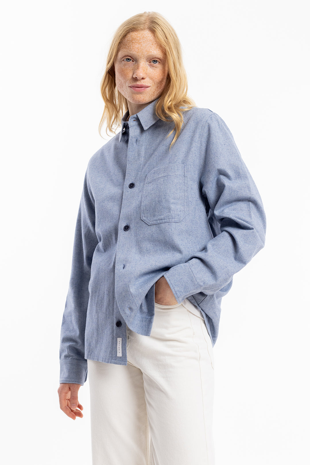 Blue shirt made from 100% organic cotton from Rotholz
