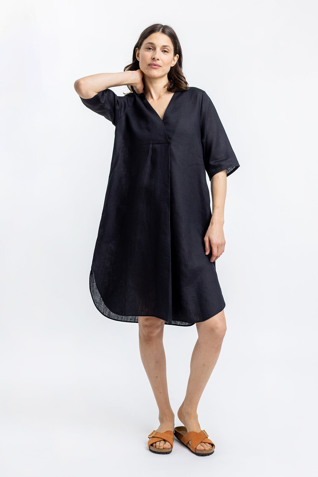 Black kaftan dress made from 100% linen by Rotholz
