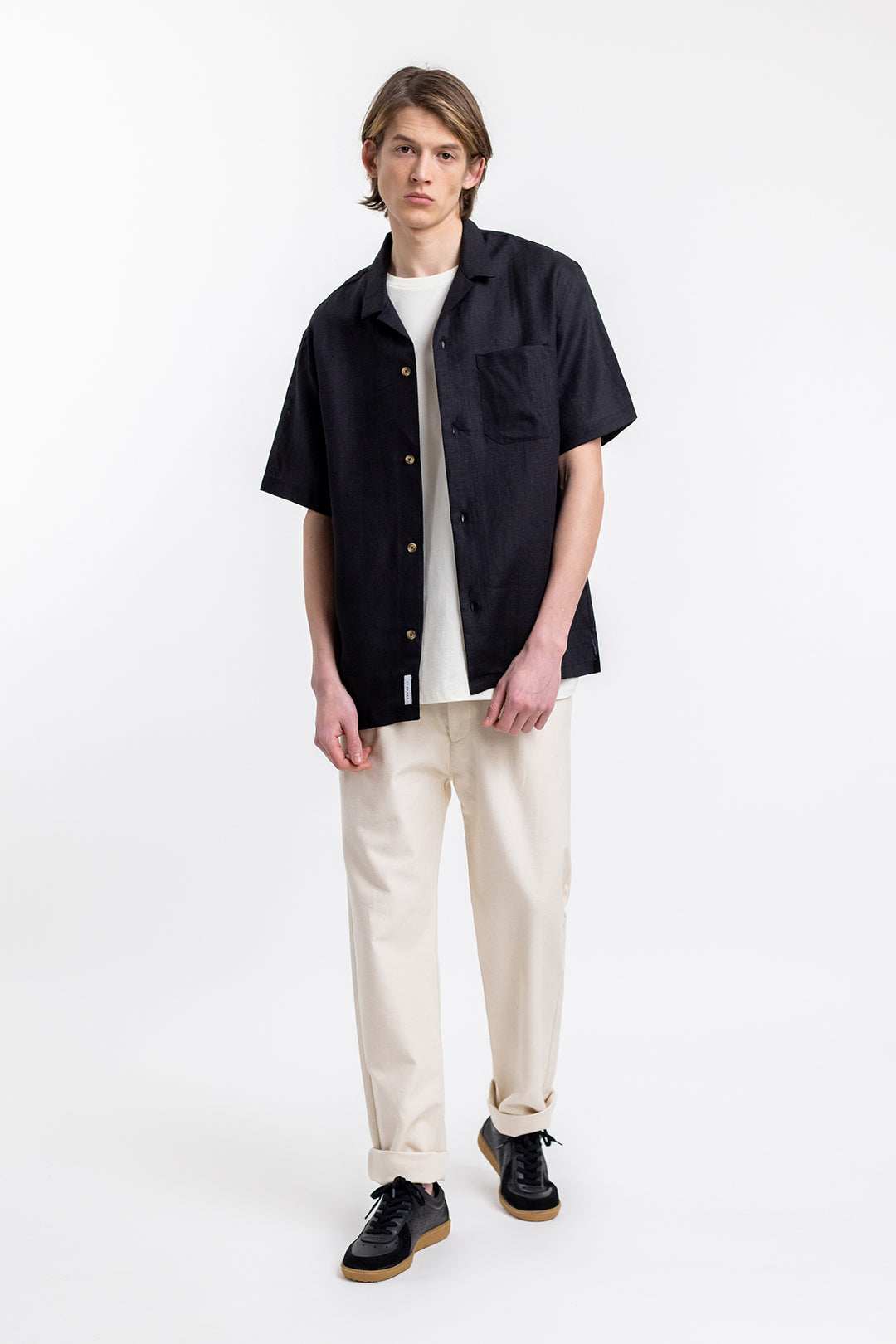 Black, short-sleeved bowling shirt made from 100% linen by Rotholz