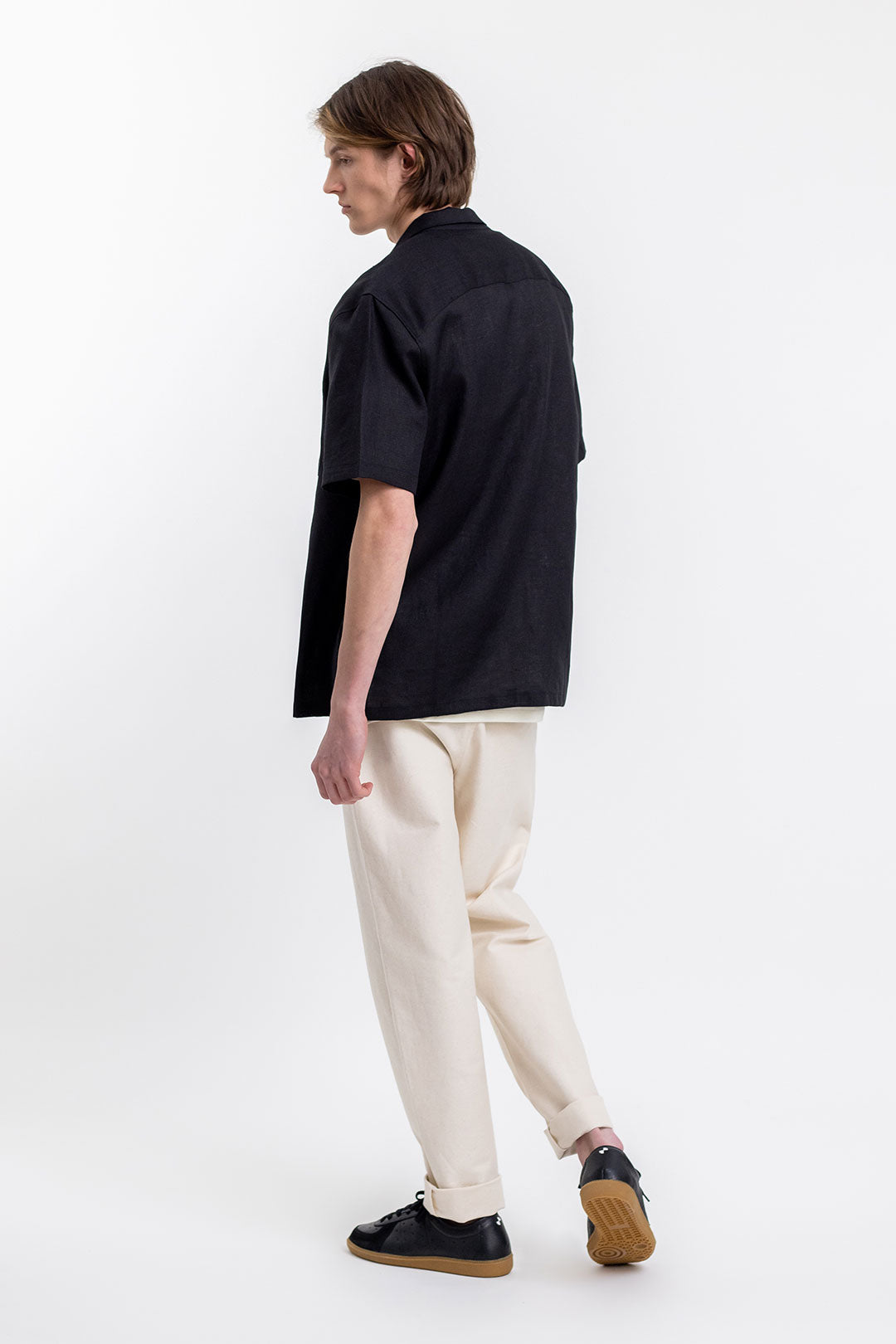 Black, short-sleeved bowling shirt made from 100% linen by Rotholz