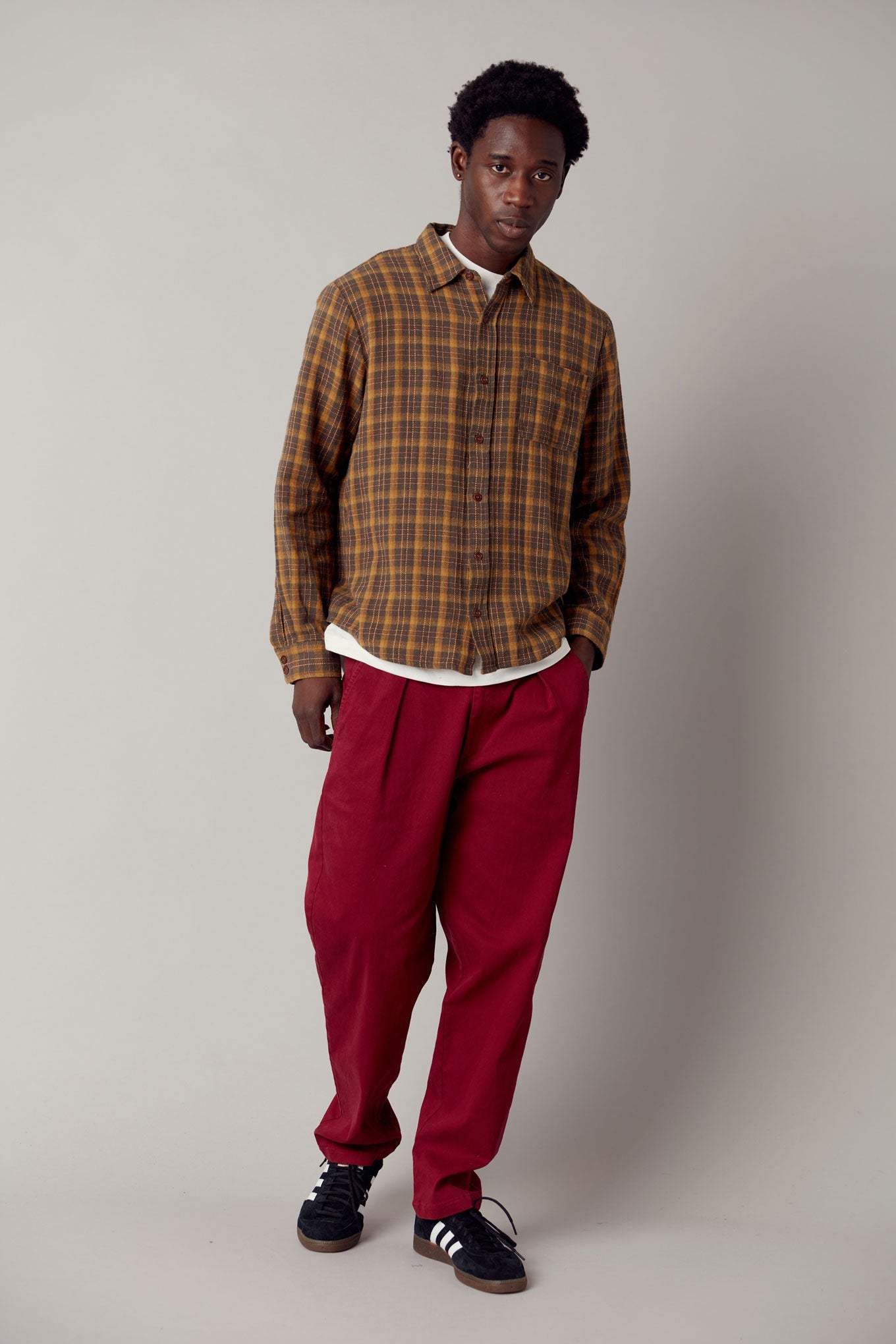 Pantalon BOWIE ample rouge foncé en coton biologique de Komodo