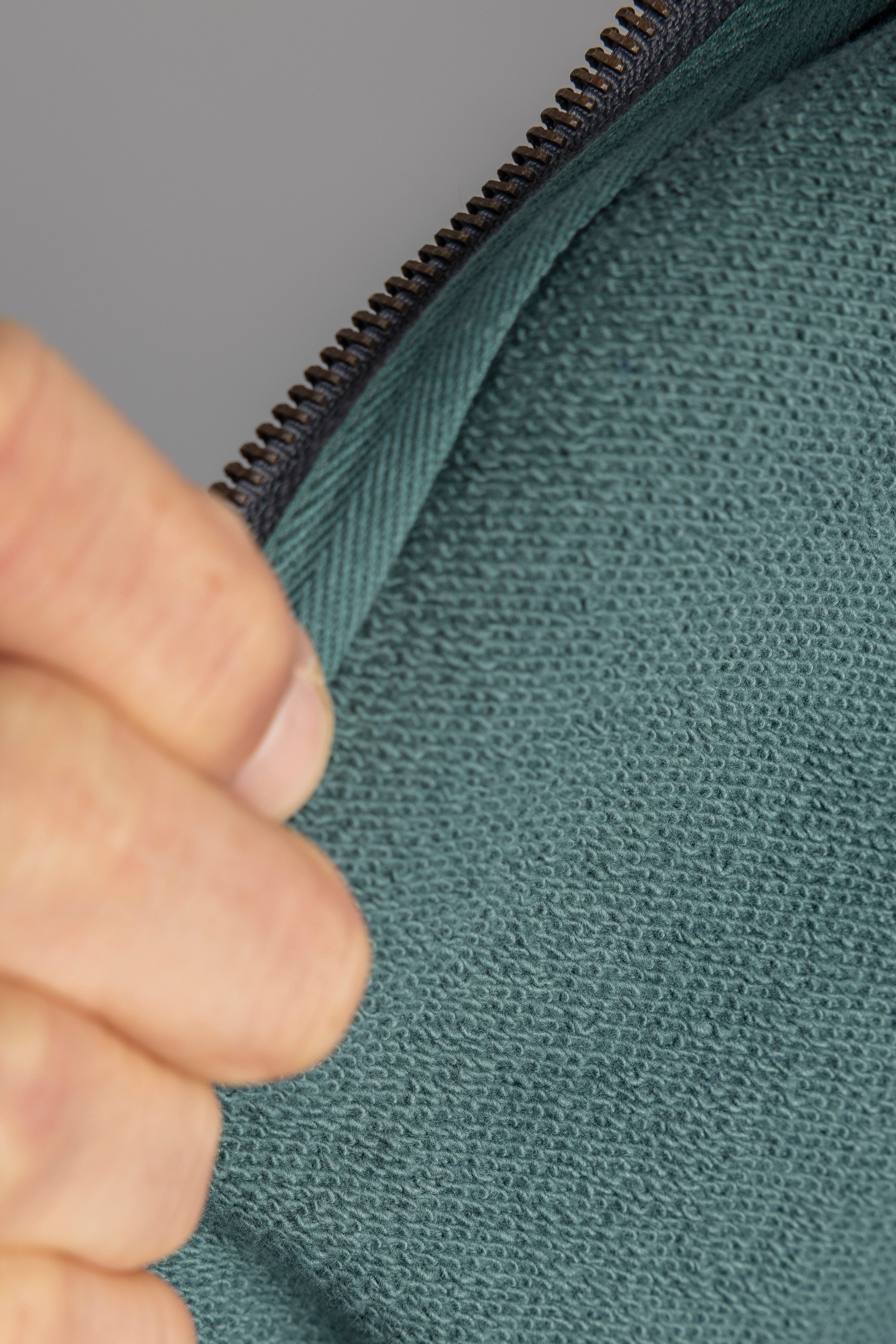 Sweat à capuche vert zippé en coton 100% biologique de DIRTS