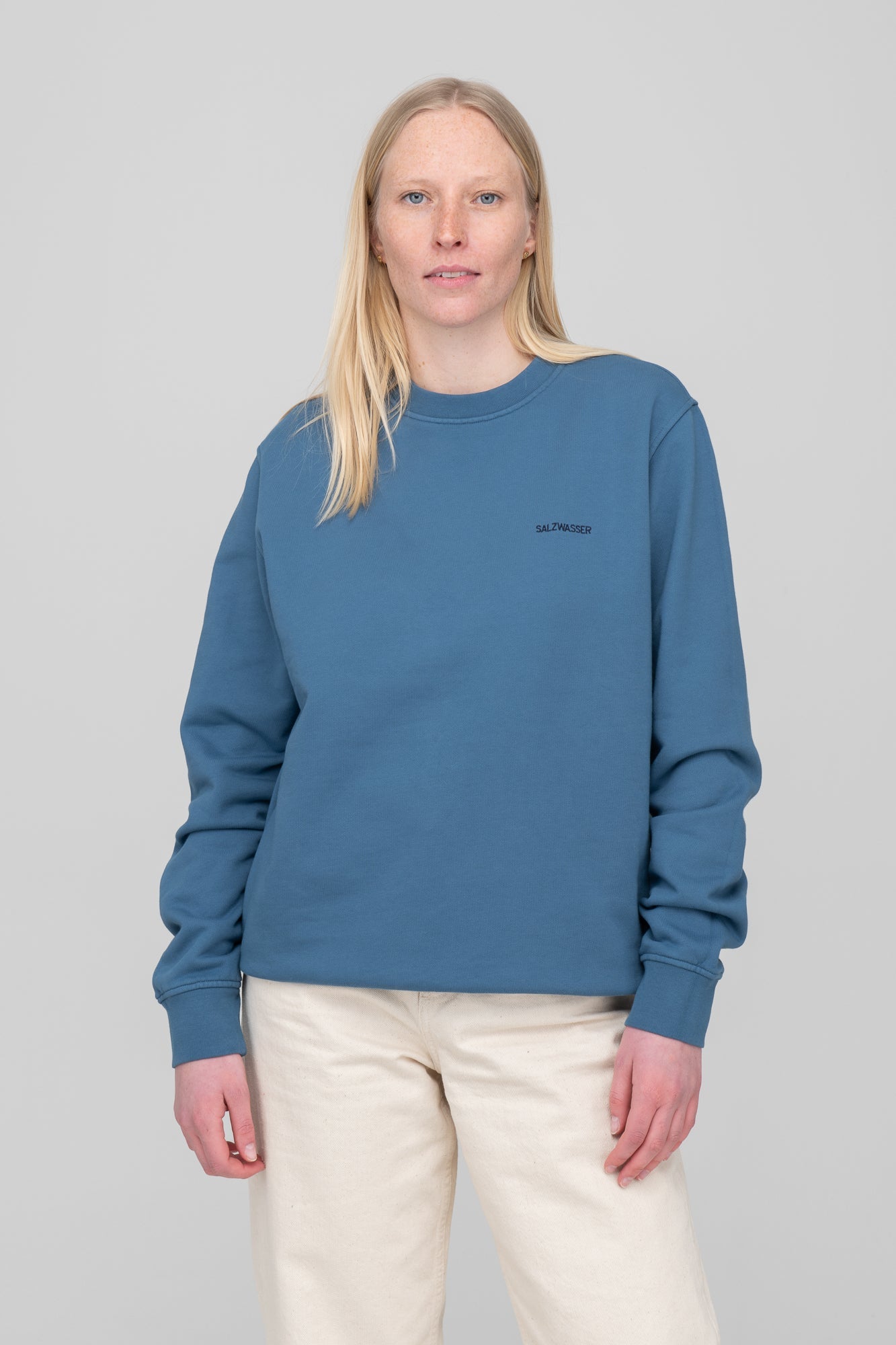 Unisex Sweater von SALZWASSER in Indigo an Frau_women