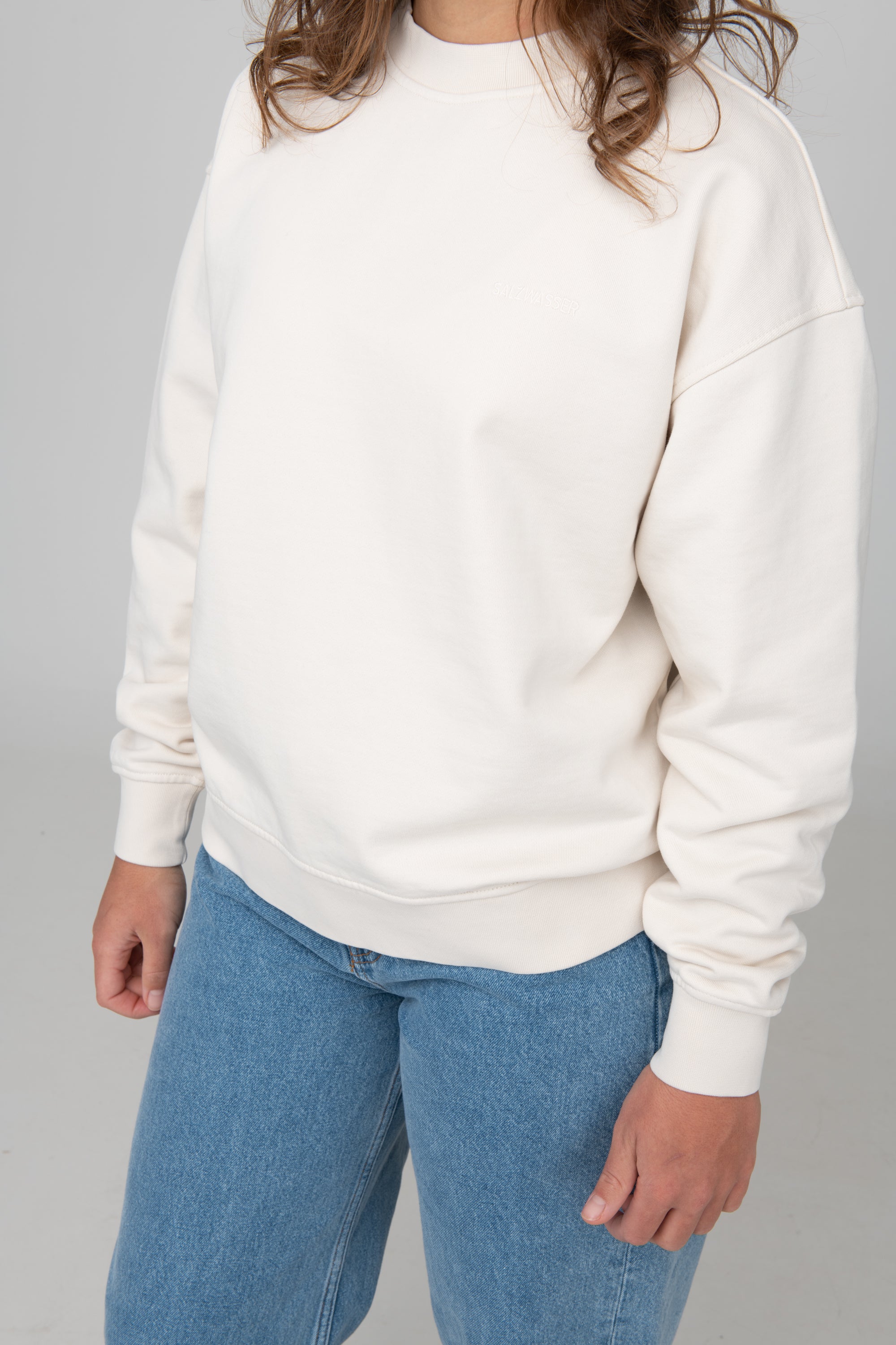 schlichter Sweater in Off-White mit weißer SALZWASSER-Stickerei