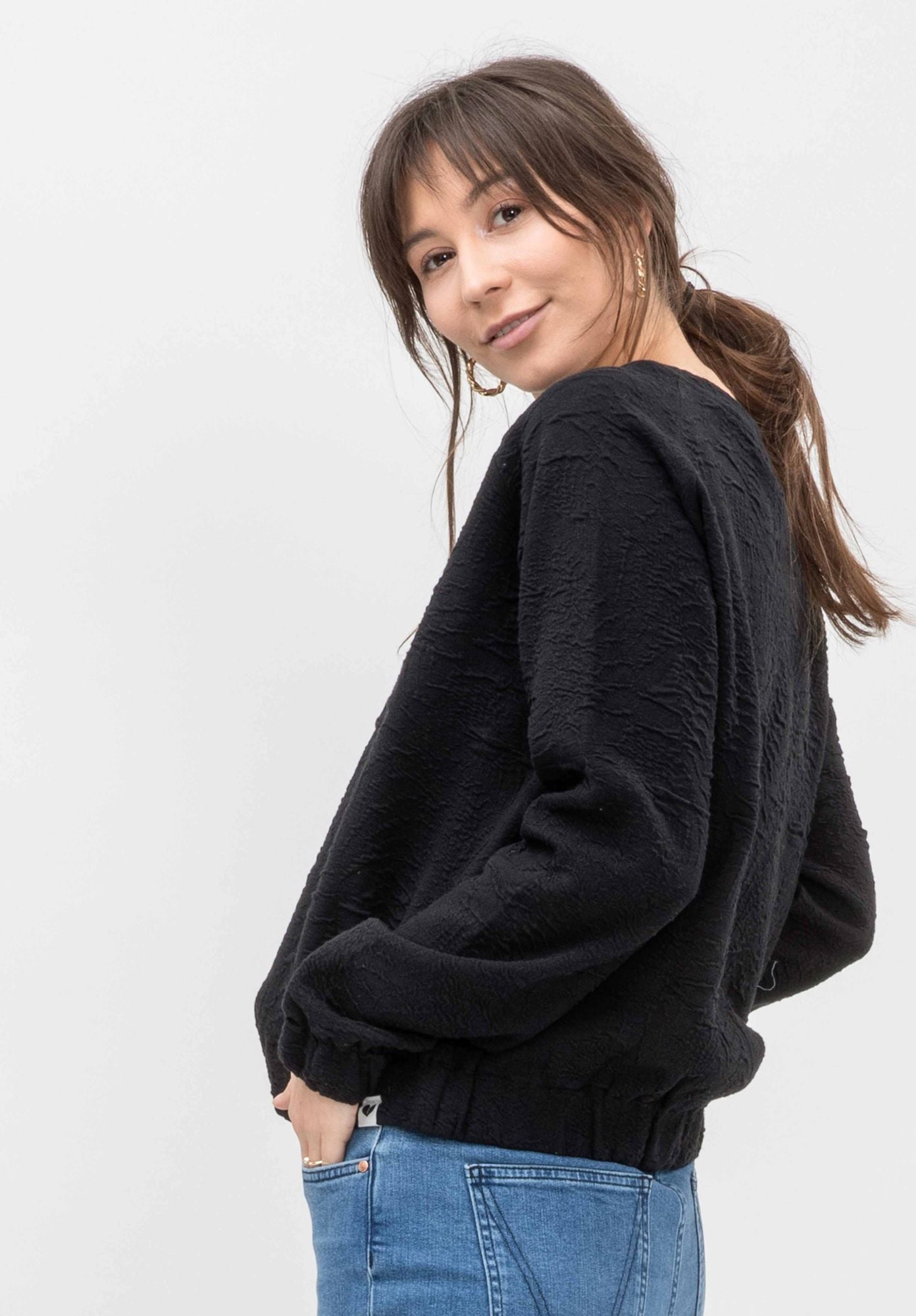 Sweater ORIVESI in schwarz von LOVJOI aus Bio-Baumwolle (ST)