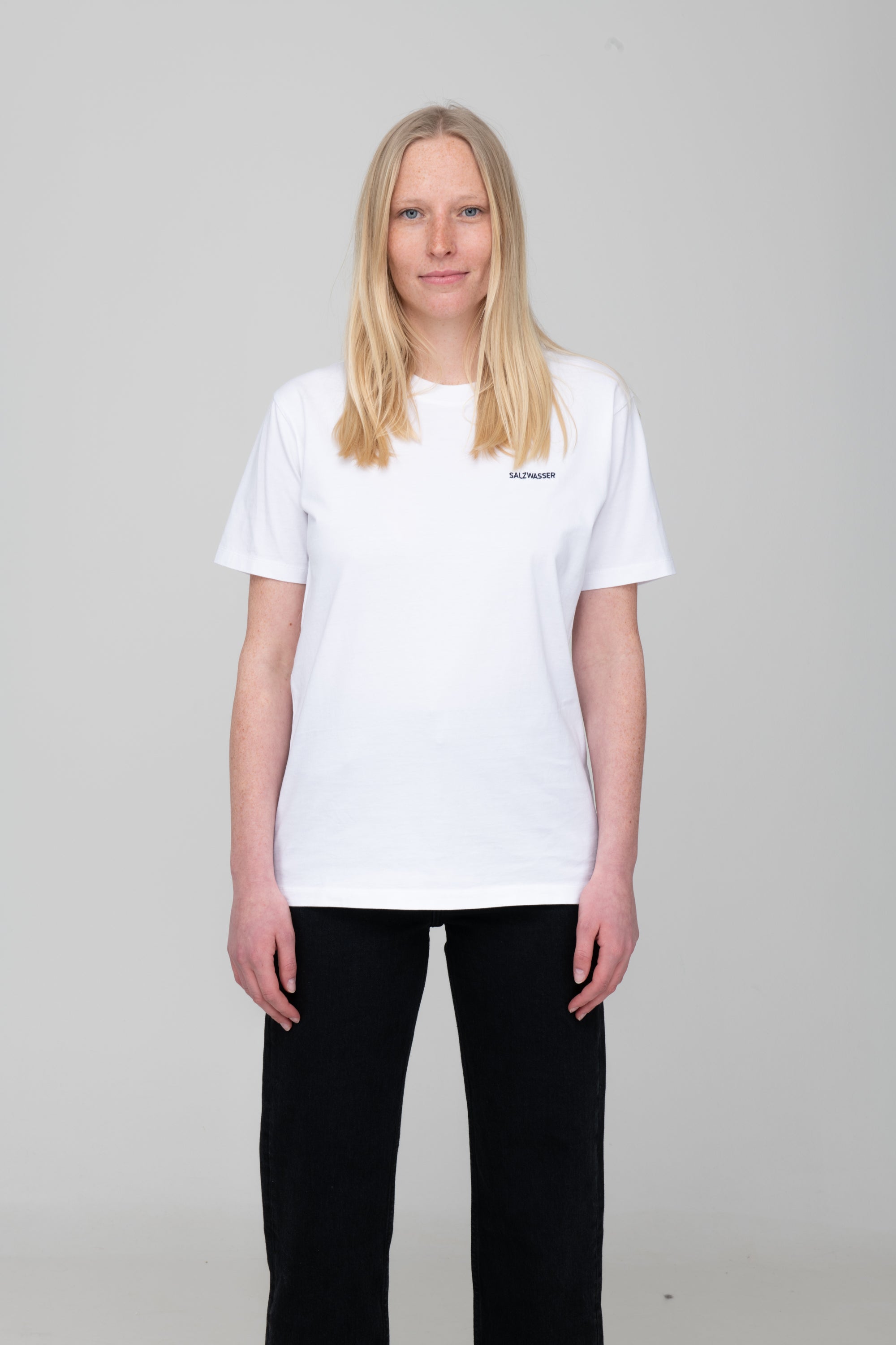 Unisex T-Shirt von SALZWASSER in Weiß an Frau