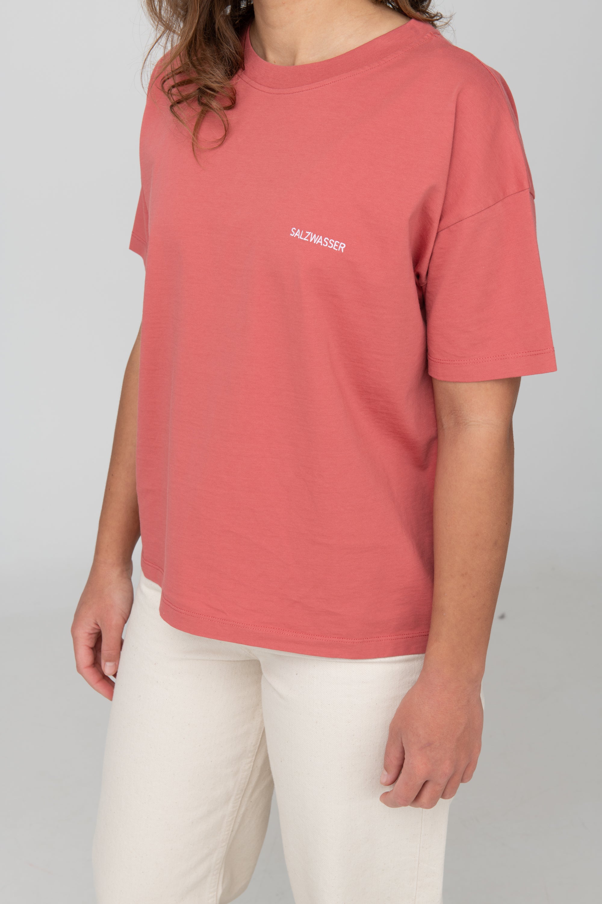 schlichtes T-Shirt in Rot mit weißer SALZWASSER-Stickerei