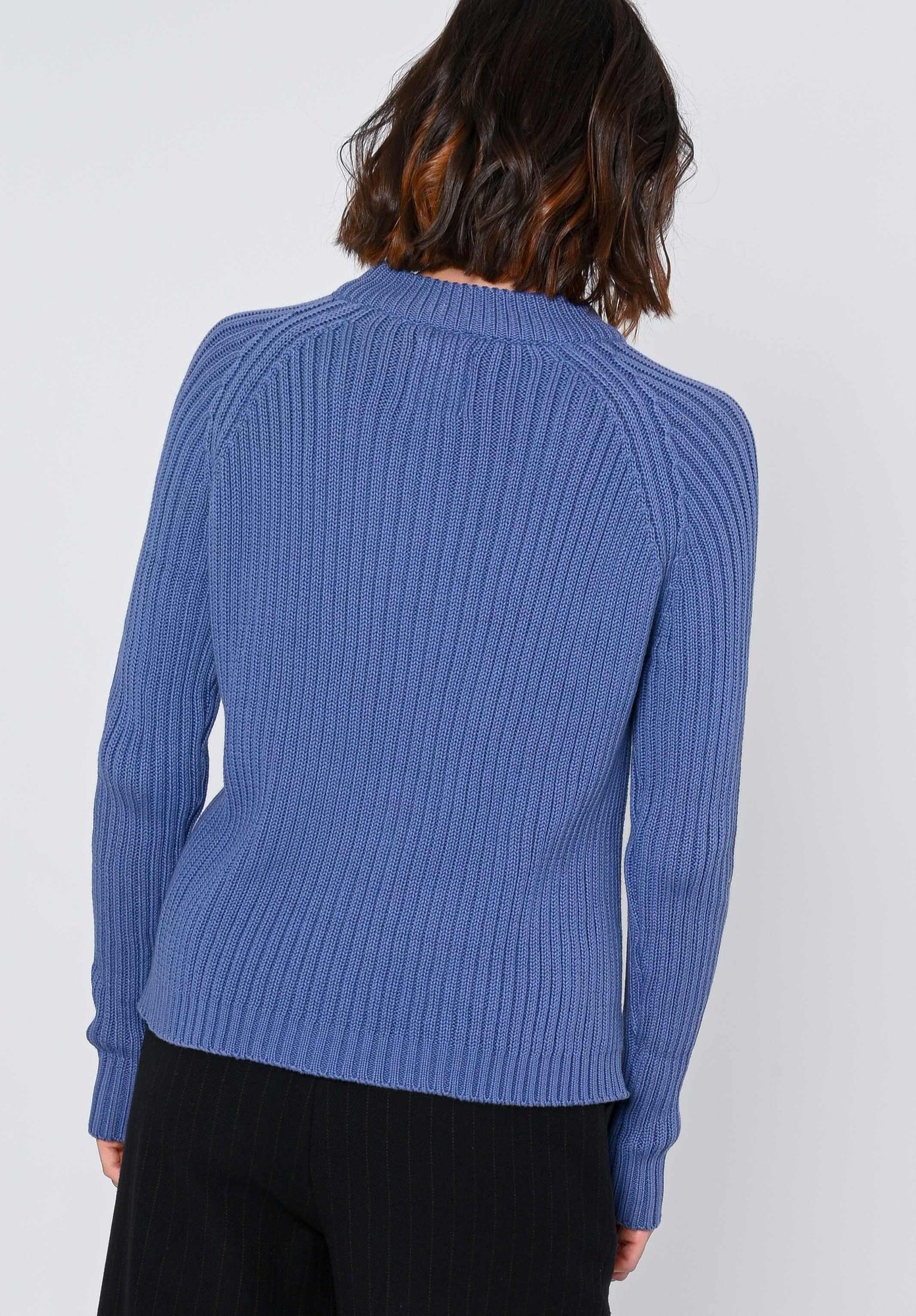 Pull tricoté bleu moyen en coton biologique par ThokkThokk (S)