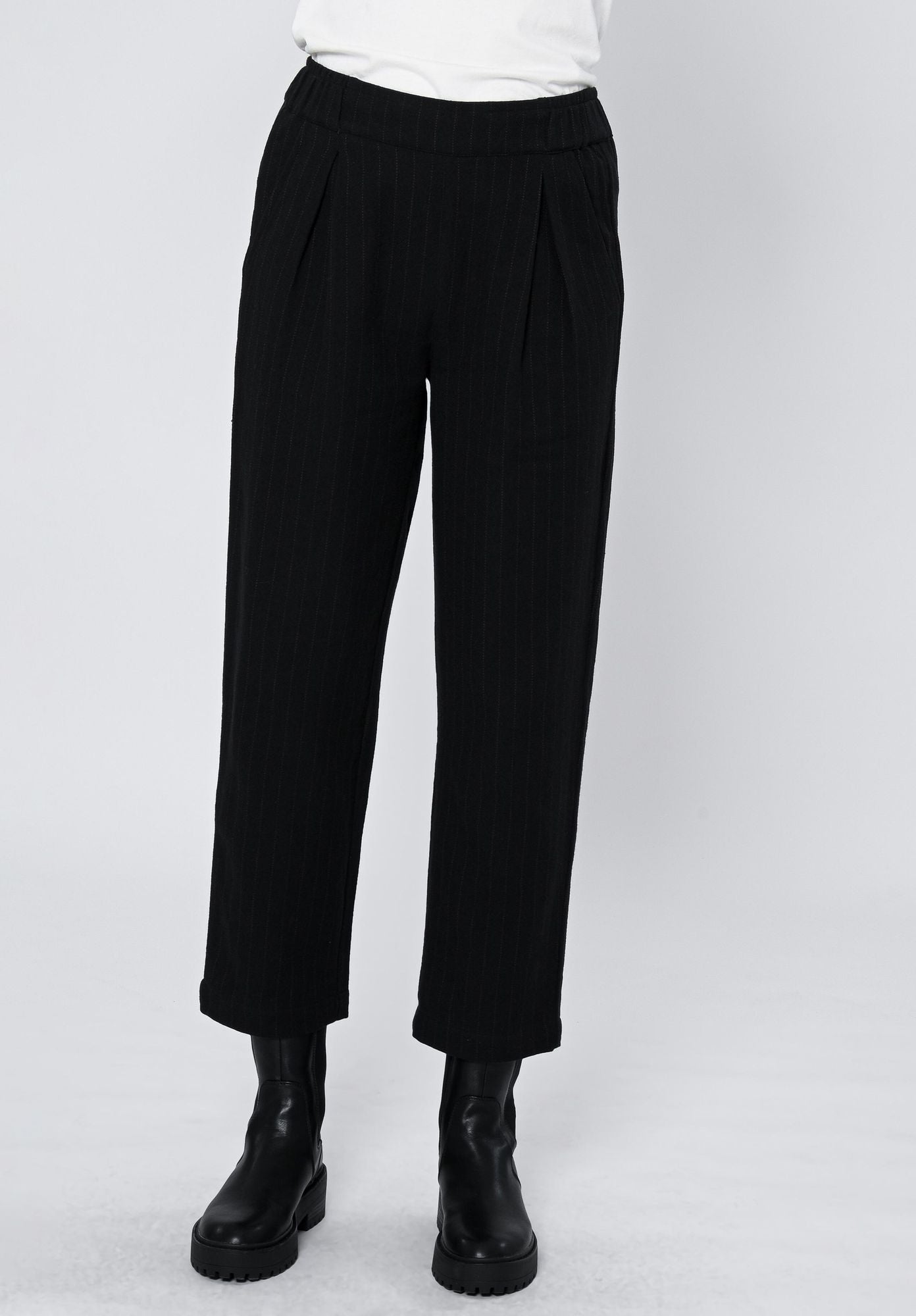 Black trousers TT66 made of organic cotton from Thokkthokk