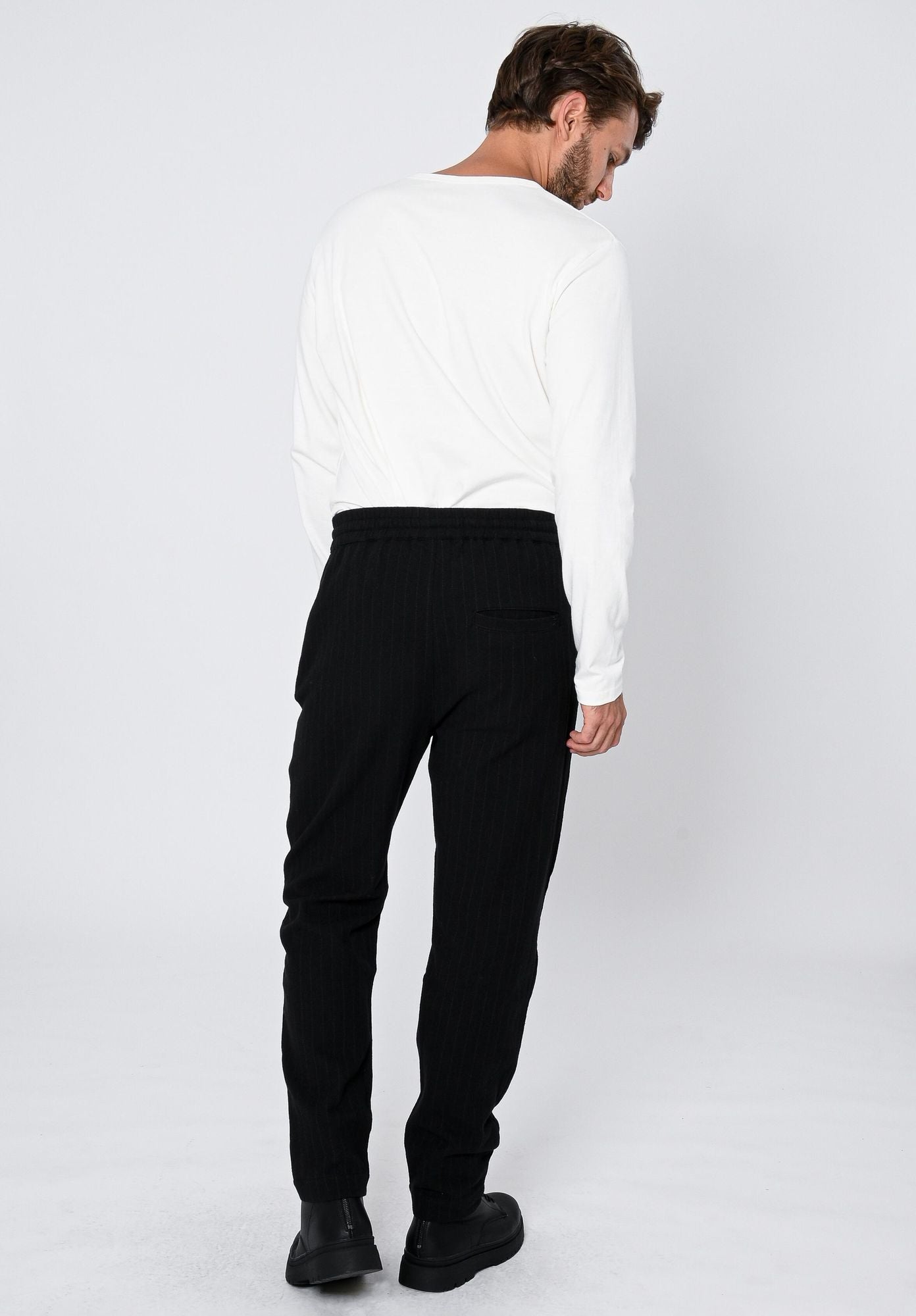 Black trousers TT82 made of organic cotton from Thokkthokk