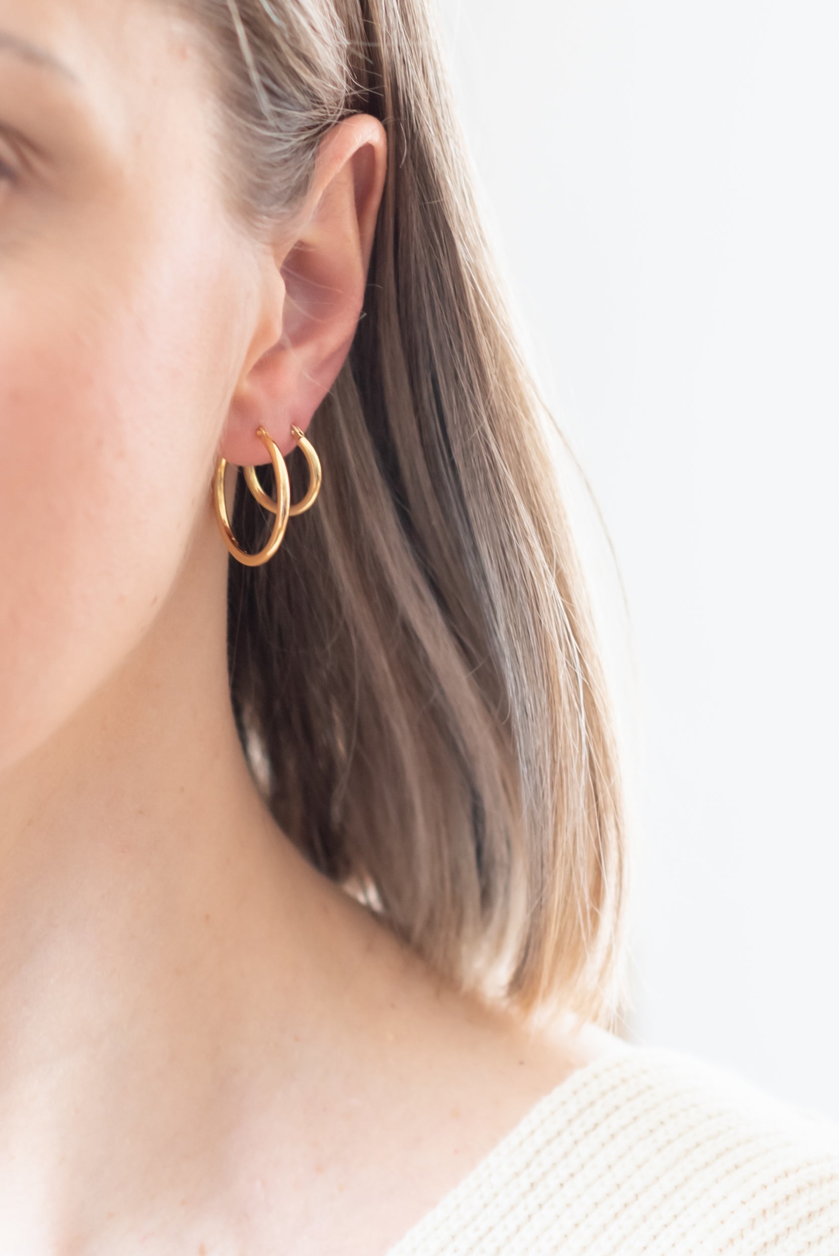 ESSENTIALS Simple midi hoop earrings